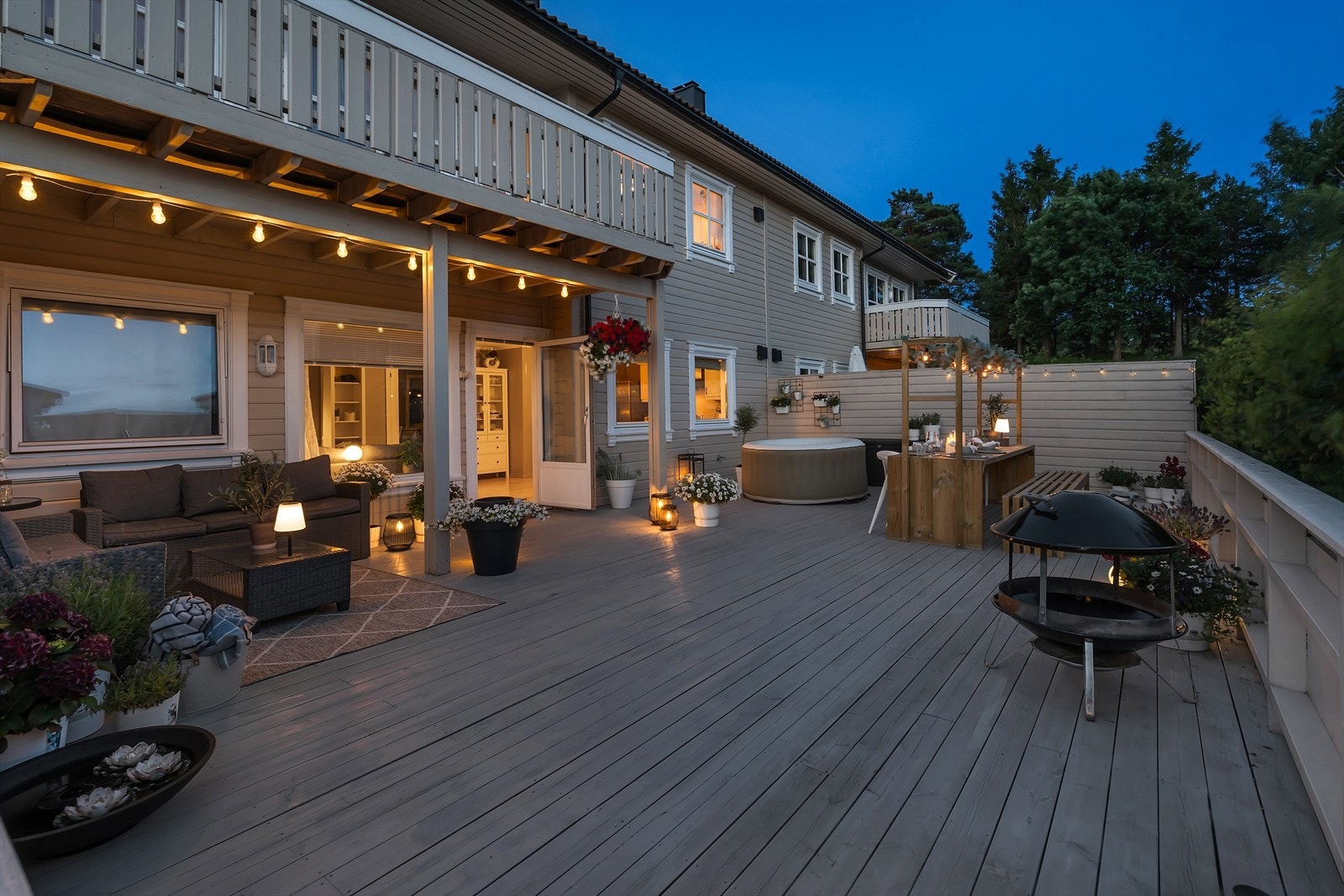 Her finner du en svært romslig og solrik terrasse, som delvis er overbygd for optimal bruk. Galleribilde