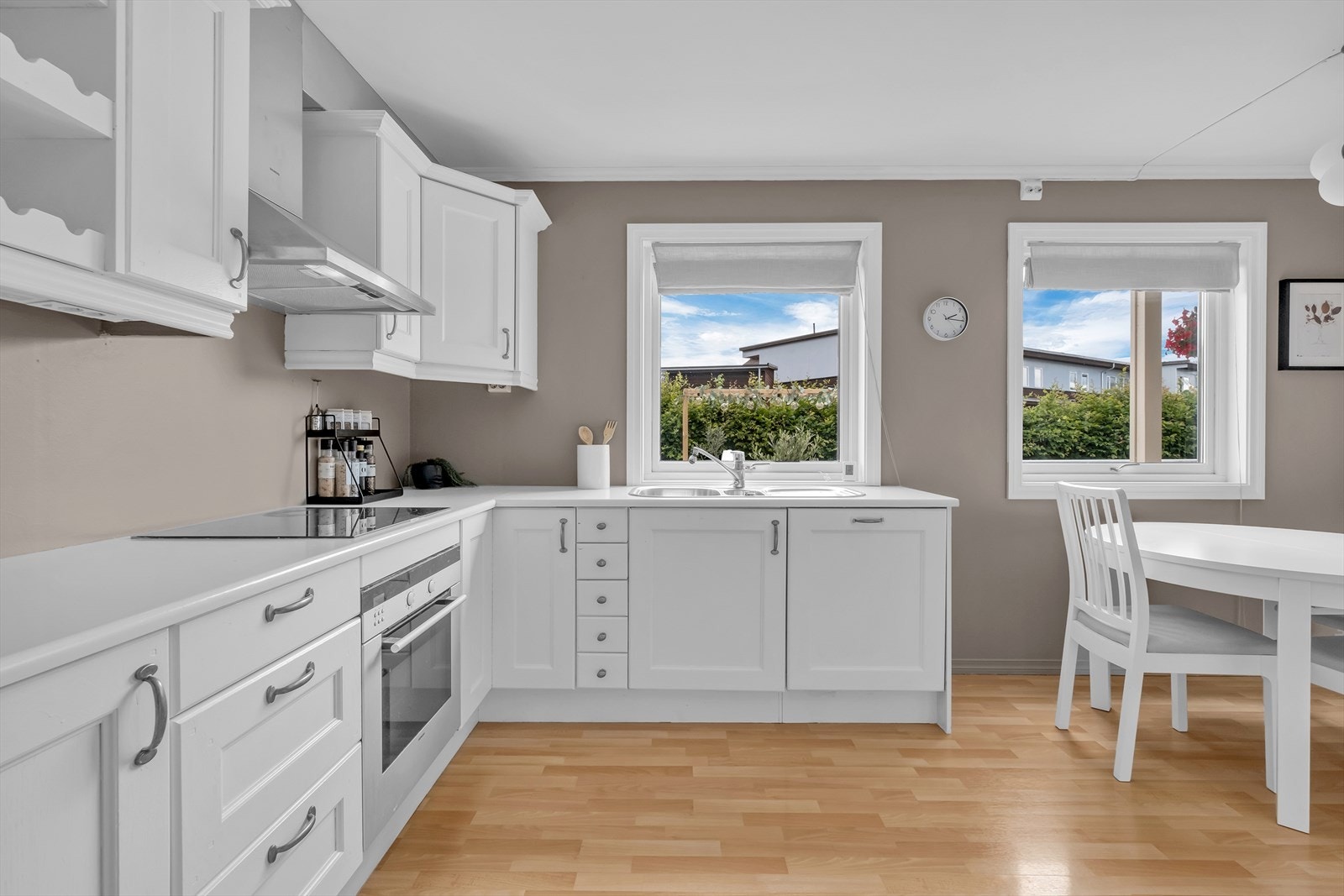 Ellers har kjøkkenet godt med både skap og benkeplass. Galleribilde