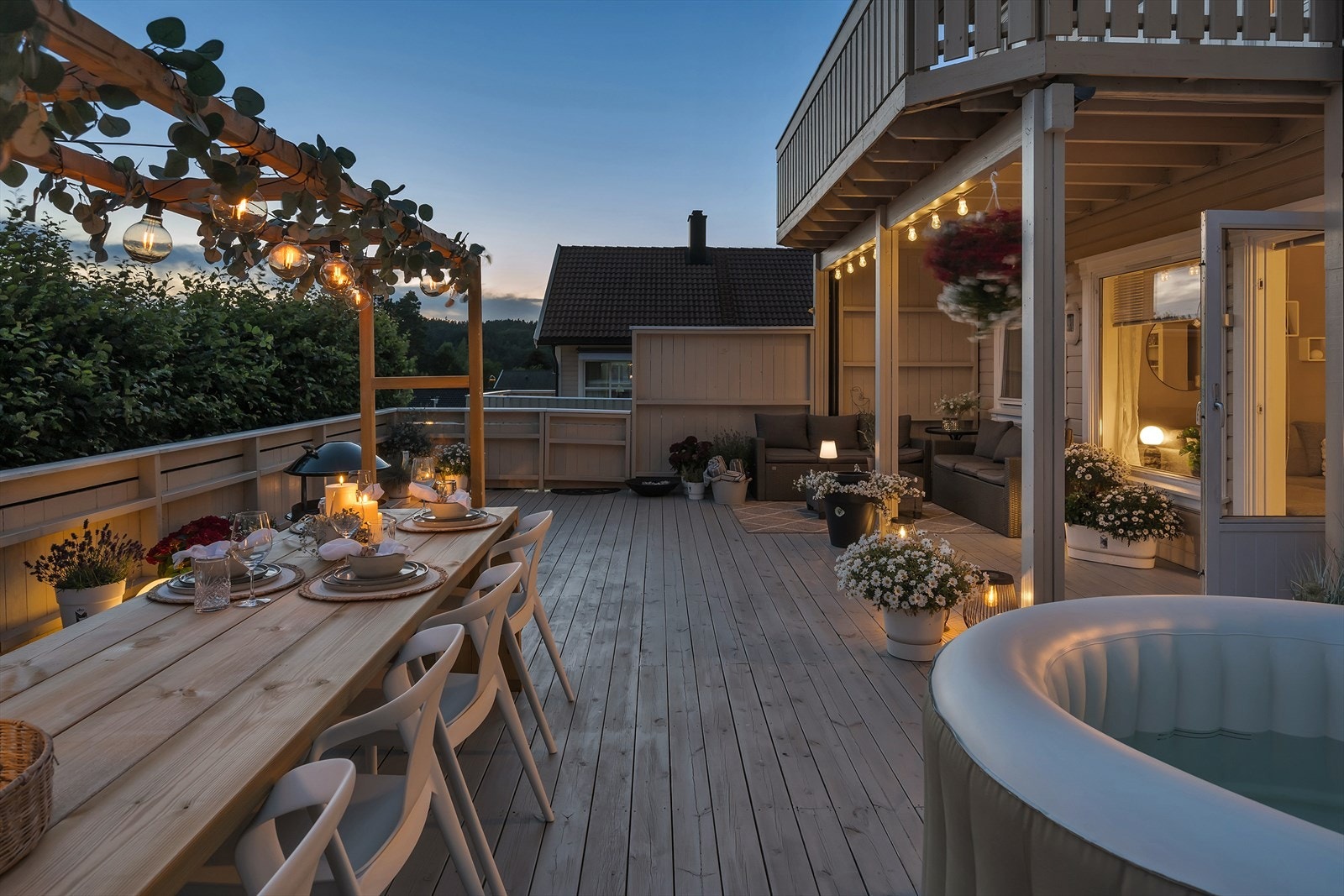 Uteplassen er uten tvil et av de store høydepunktene med denne leiligheten. Galleribilde