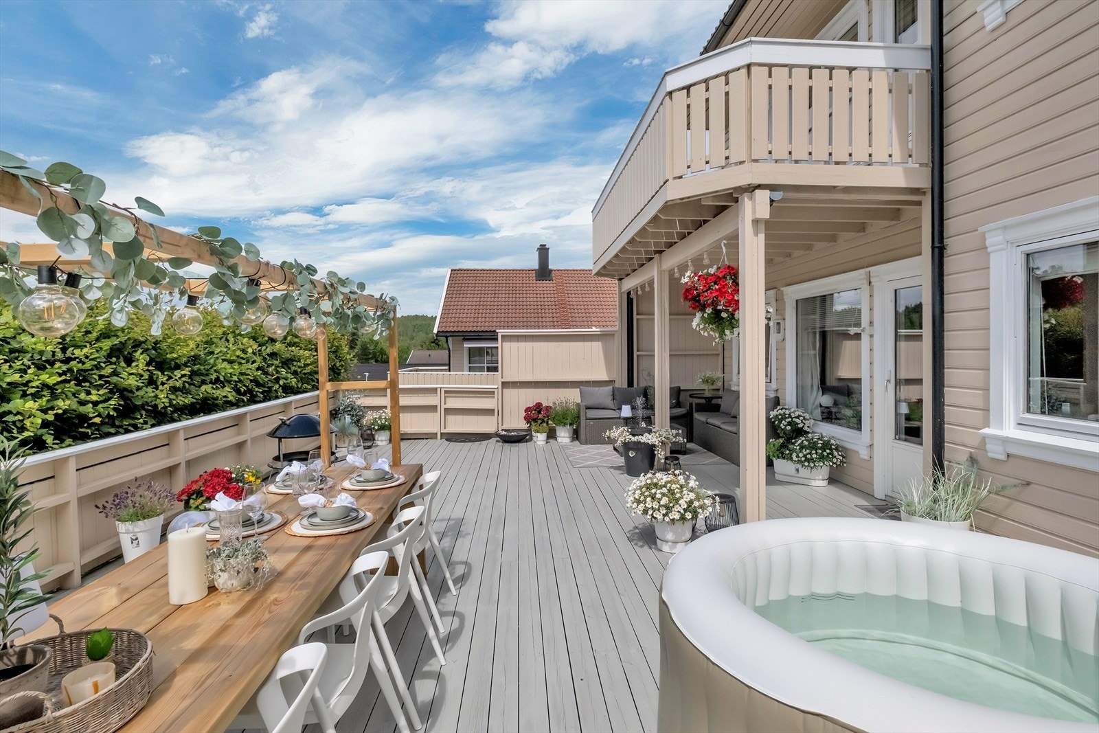 Terrassedekket ble oppgradert med ny terrasse i 2020/2021 (ikke reisverk), som gir ytterligere kvalitet og et moderne uttrykk til uteområdet. Galleribilde