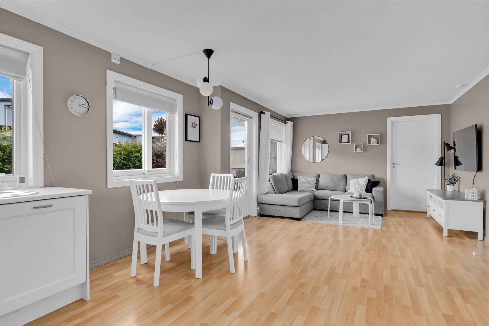 Stuen er smakfullt innredet og gir et moderne og behagelig uttrykk. Galleribilde