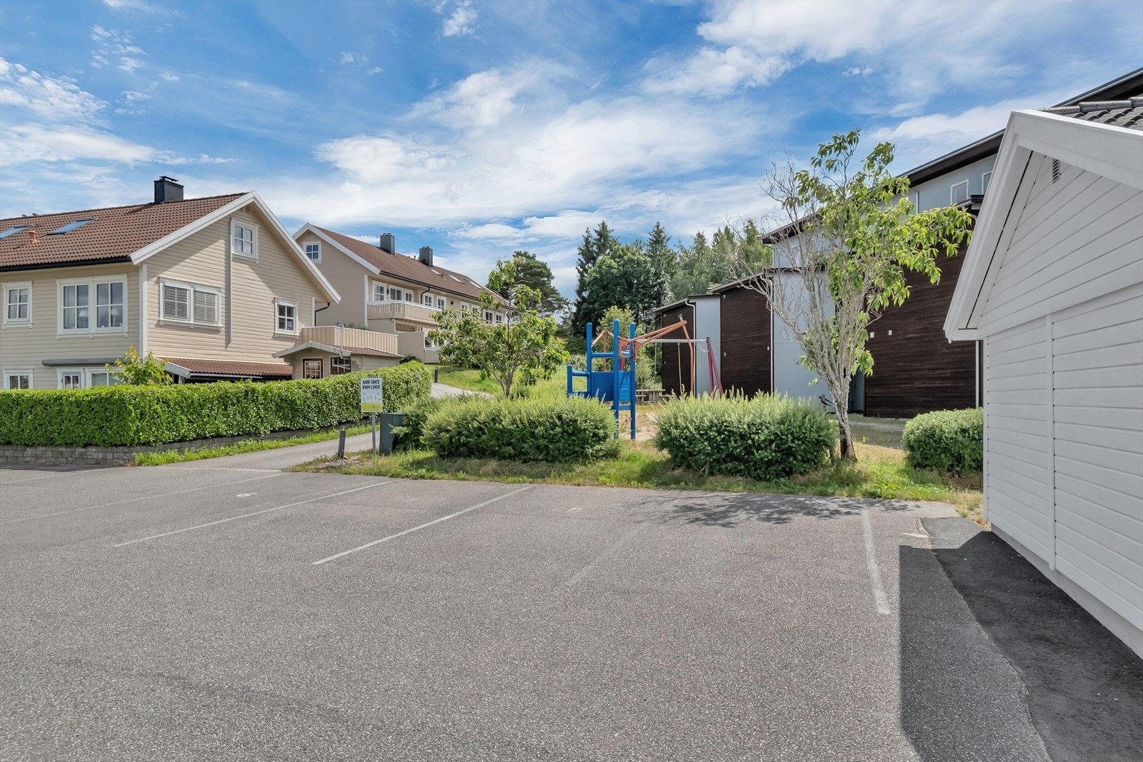 Egen parkeringsplass nede ved garasjeanlegget ikke langt fra leiligheten. For besøkende er det i tillegg gjesteparkeringsplasser tilgjengelig. Galleribilde