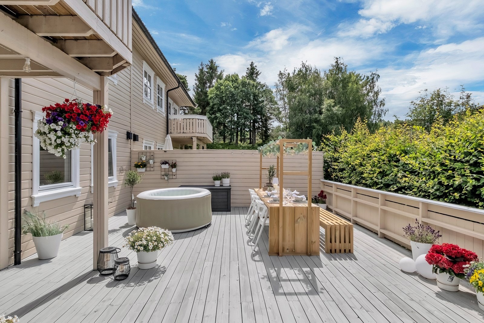 På hovedsiden av huset har du morgensol fra soloppgang og frem til ca. kl. 10:30. Etter dette flytter solen seg til terrassesiden, hvor den skinner fra ca. kl. 10:30 og helt til den går ned rundt kl. 21:30 på kvelden i sommerhalvåret. Galleribilde