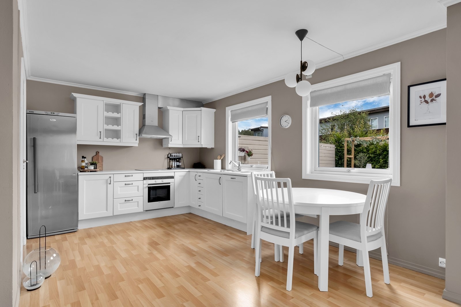 Kjøkkenet ligger i en åpen løsning mot stuen og det er god plass til kjøkkenbord. Galleribilde