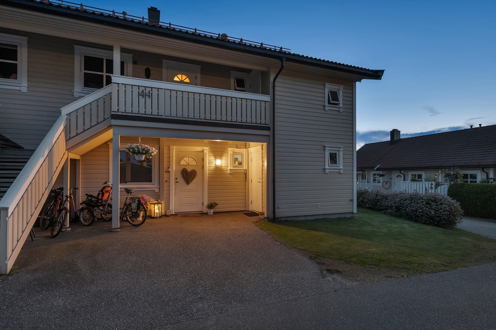 Leiligheten ligger fint til i første etasje av en firemannsbolig, og adkomsten er enkel fra bakkeplan. Det er også en utvendig bod plassert like ved inngangspartiet, som gir praktisk oppbevaringsmulighet. Galleribilde