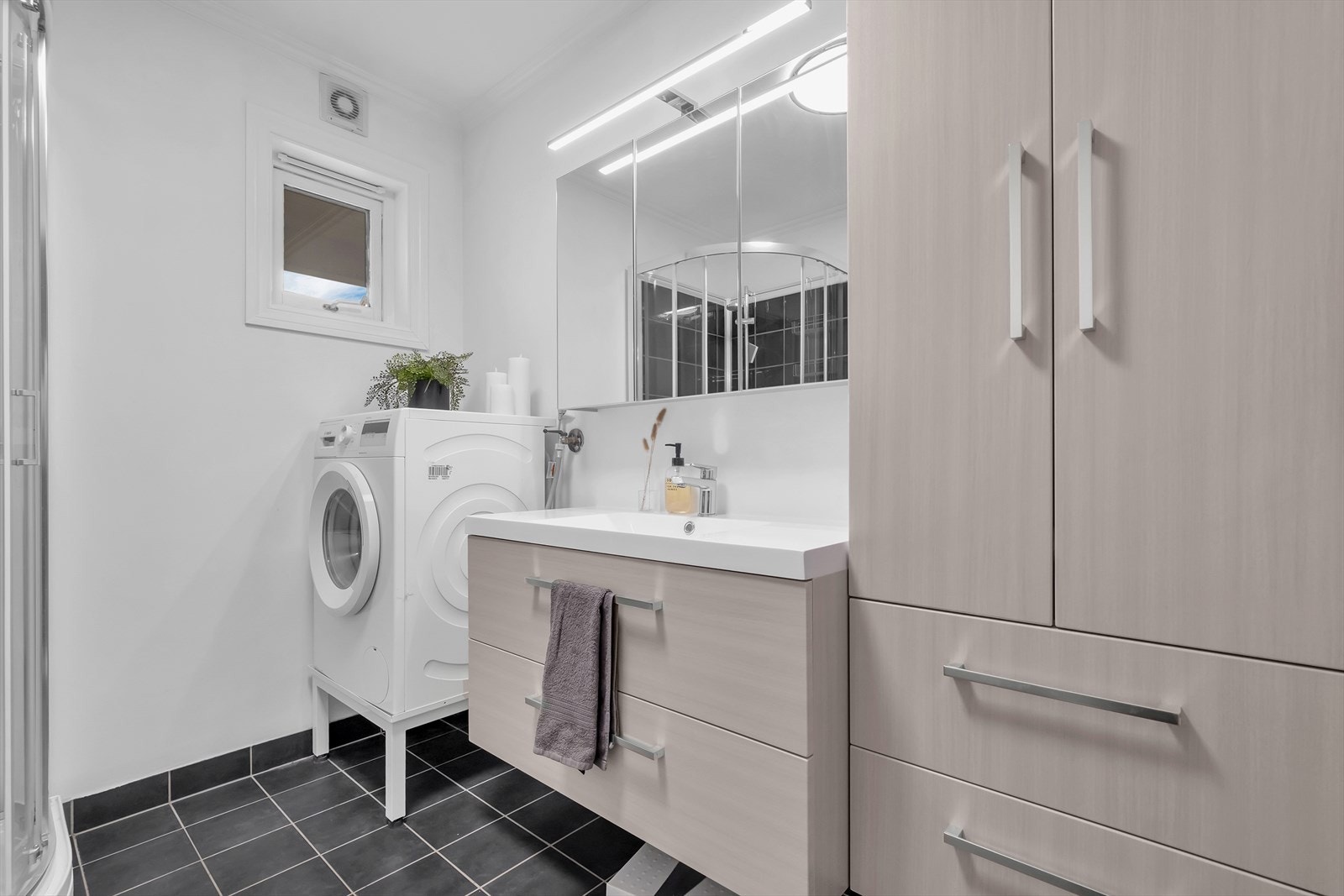 I 2022 ble badet oppgradert med ny dusj, toalett og baderomsinnredning. I tillegg installerte KEAS nye lys på badet i 2021/22, som gir god og funksjonell belysning. Galleribilde