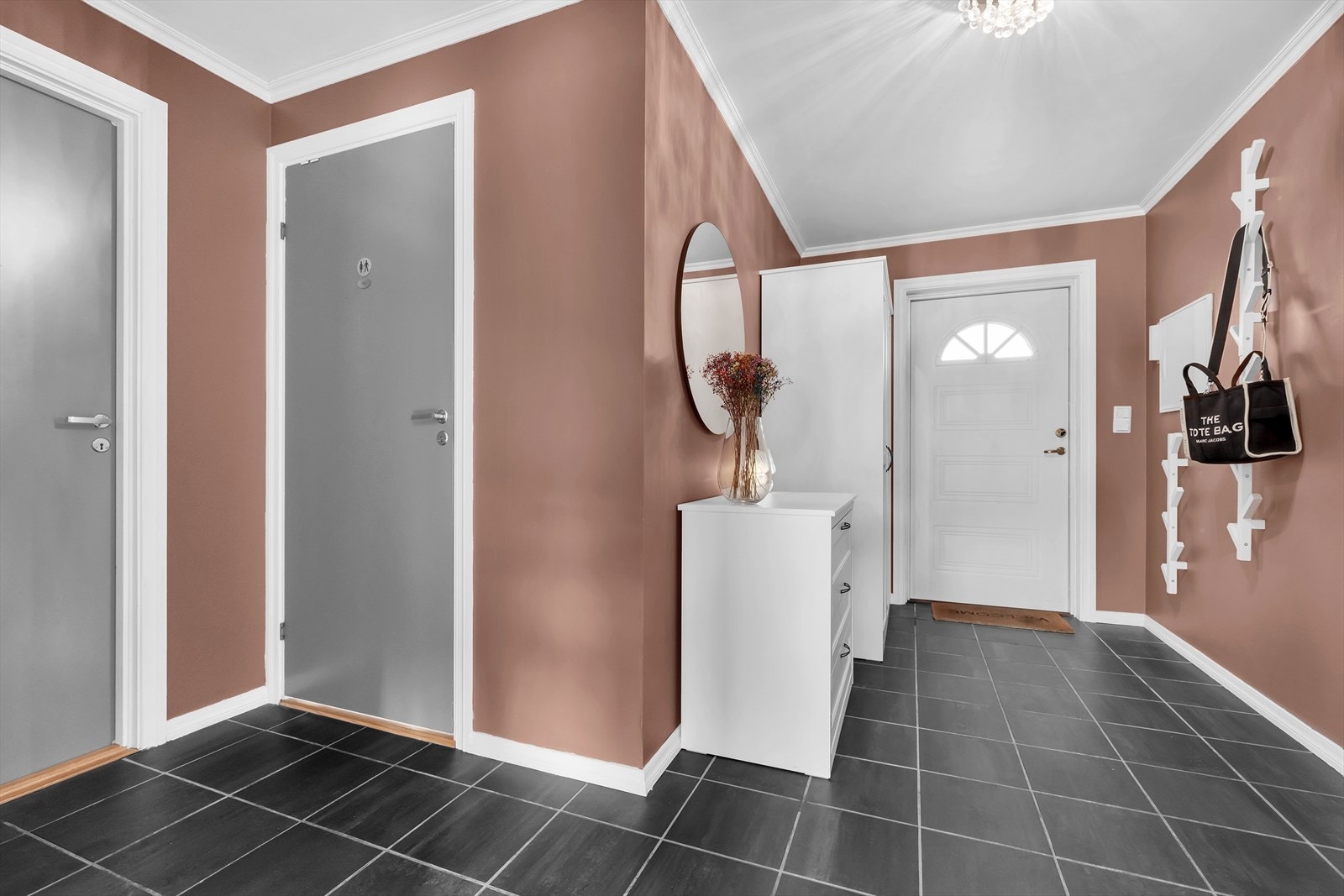 Entreen i leiligheten er romslig og praktisk utformet. Den har flislagt gulv med varmekabler. Galleribilde