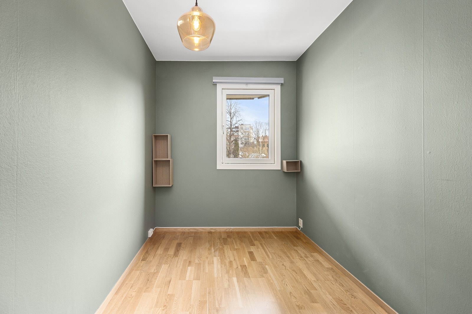 Romslig soverom med vindu som vender mot rolig bakgård Galleribilde