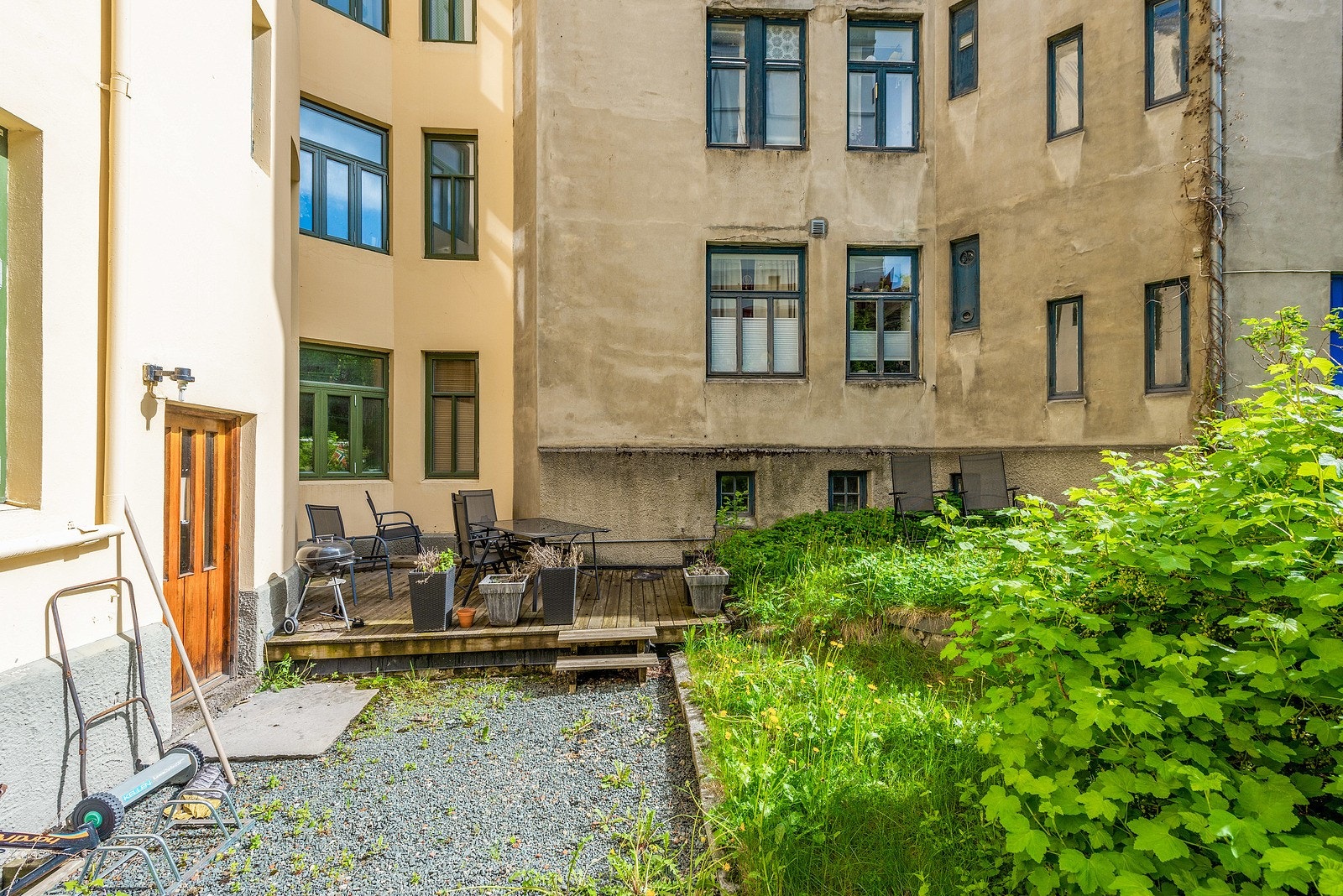 Sameiet disponerer en felles terrasse i den skjermede bakgården. Galleribilde
