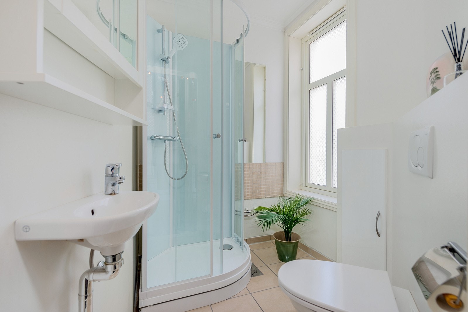 Leiligheten har to bad. Dette er utstyrt med dusjkabinett, servant og vegghengt toalett. Galleribilde