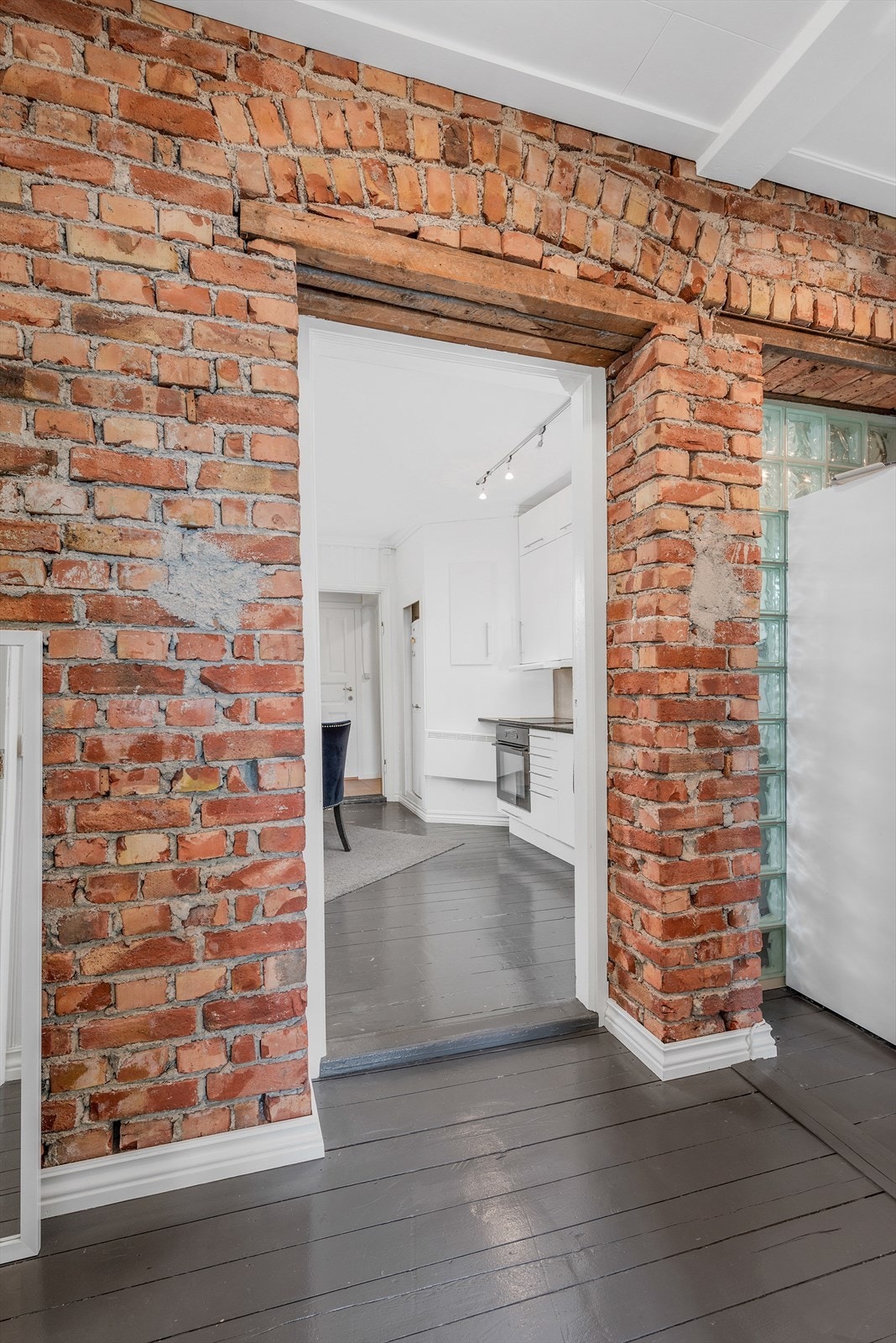 Eksponert teglstein fra byggeåret gir leiligheten en urban og særegen karakter. Galleribilde