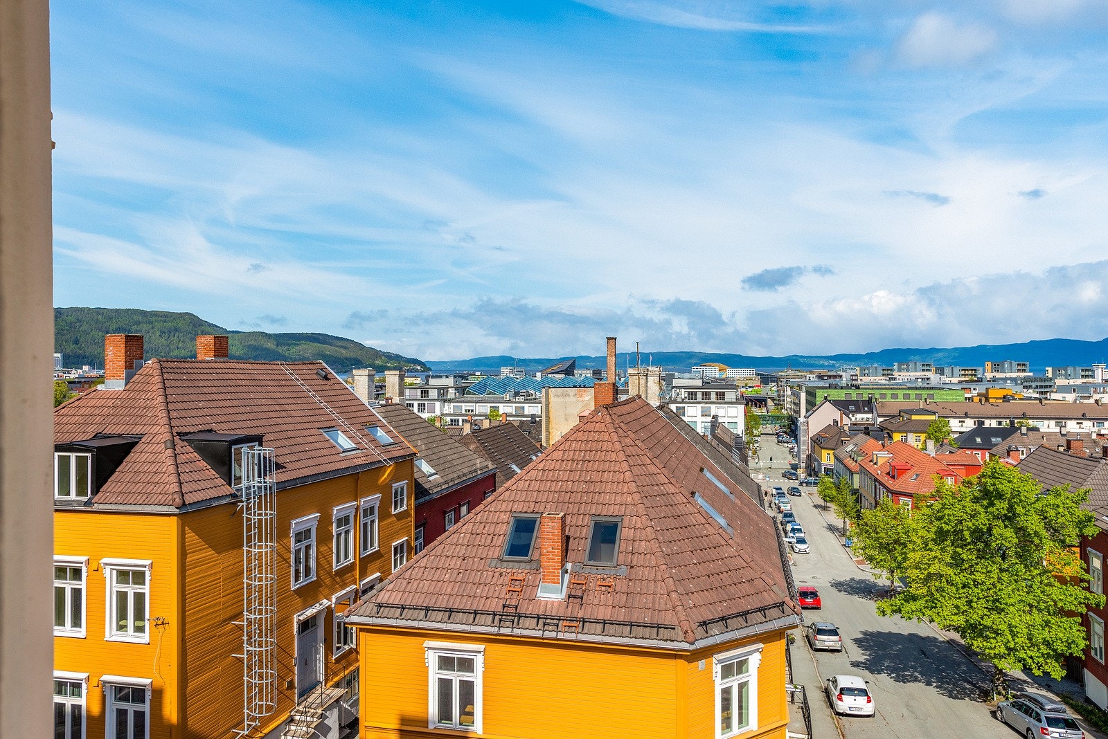 Svært gode kollektivmuligheter og dagligvarebutikker som Bunnpris, Rema og Coop Extra ligger kun minutter unna. Galleribilde