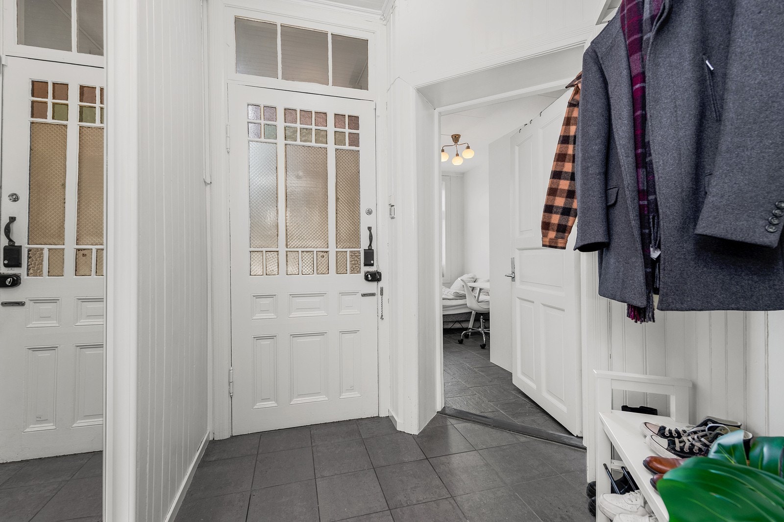 Velkommen inn i en romslig entré som leder videre inn i leiligheten. Galleribilde