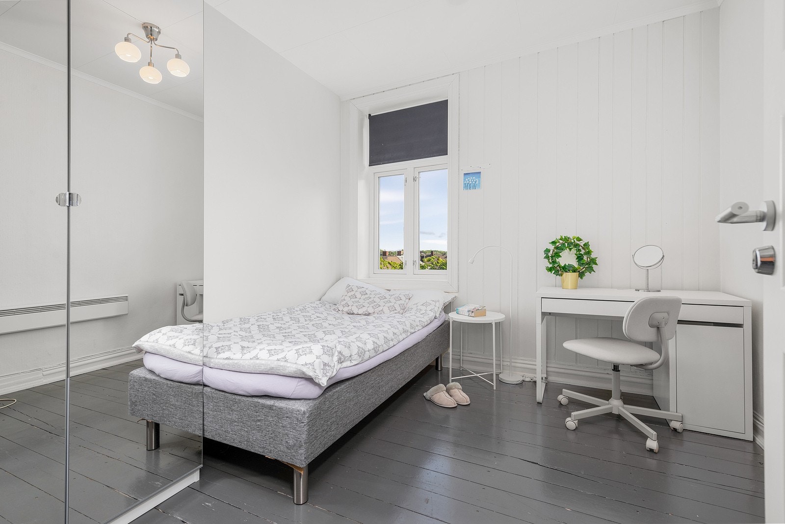 Soverom med god plass til seng og kontorpult. Galleribilde