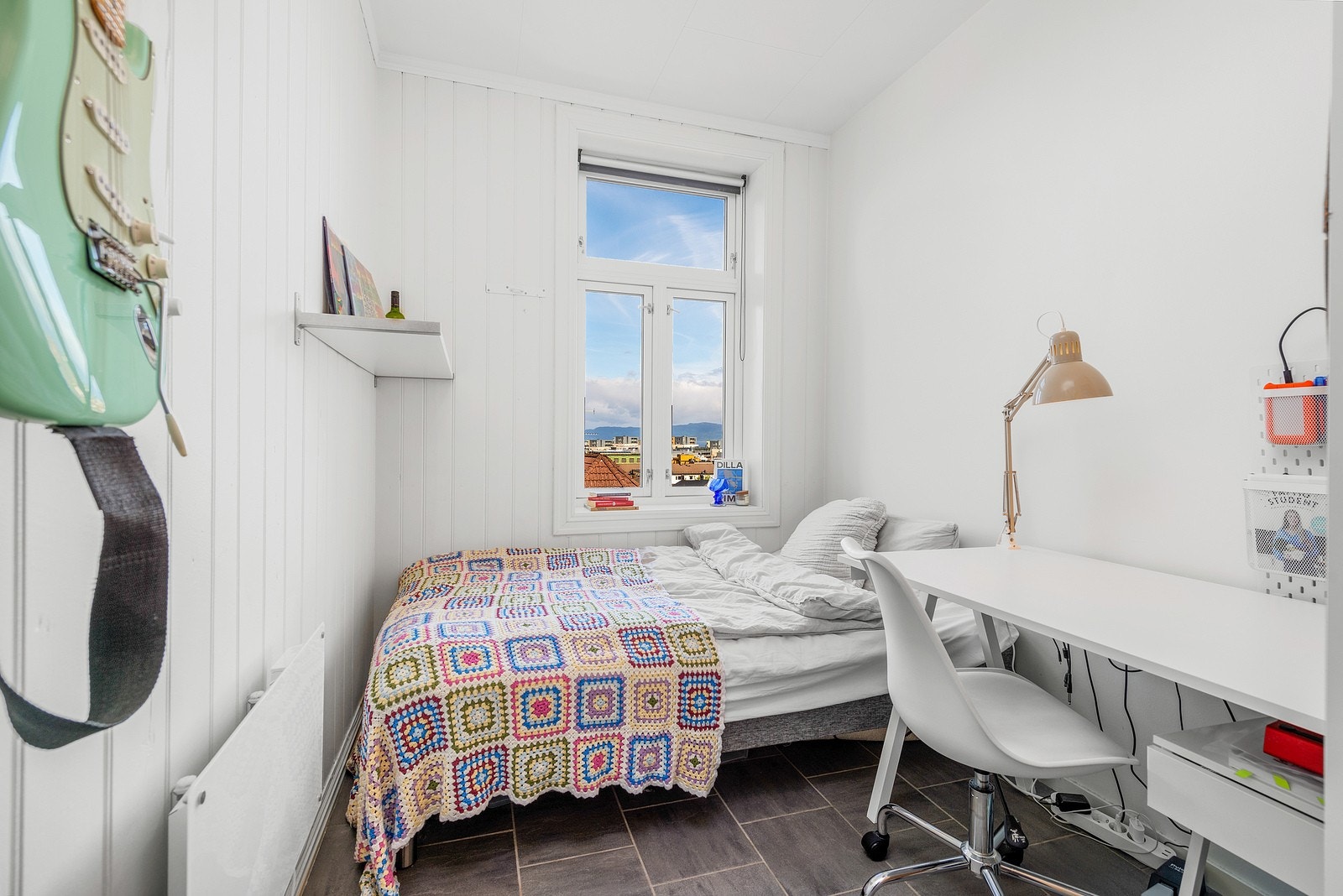 Soverom med god plass til seng og kontorpult. Galleribilde