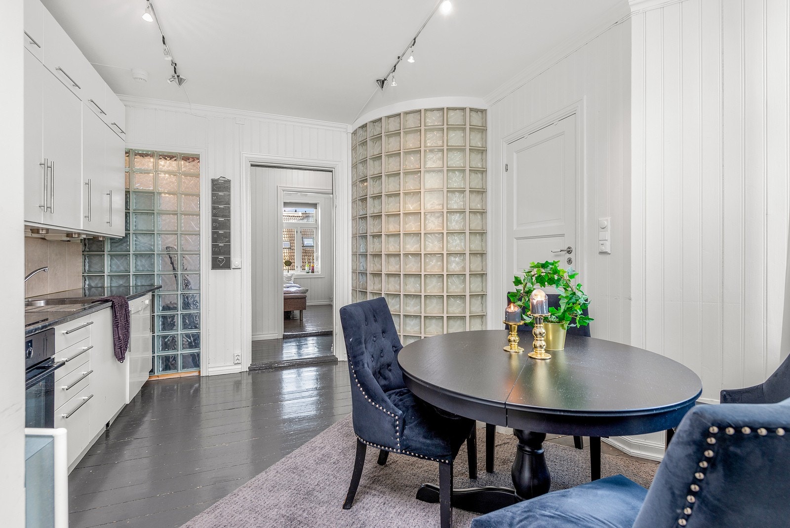 Kjøkkeninnredningen har glatte, hvite fronter, laminatbenkeplate og integrert stekeovn og koketopp. Det er frittstående kjøleskap og oppvaskmaskin. Rommet har mekanisk avtrekk over kokesonen. Galleribilde