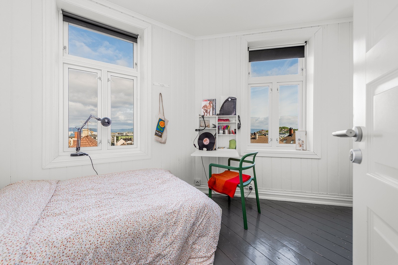 Hjørnebeliggenheten sikrer gode lysforhold i flere av rommene. Galleribilde