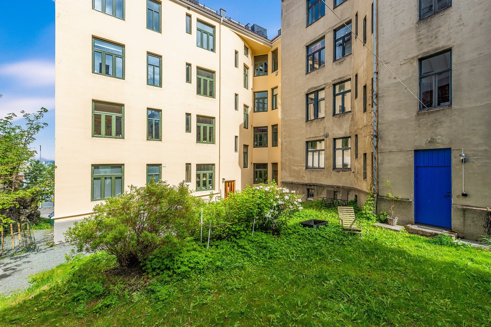 Det er felles sykkelparkering i både kjeller og bakgård. Galleribilde