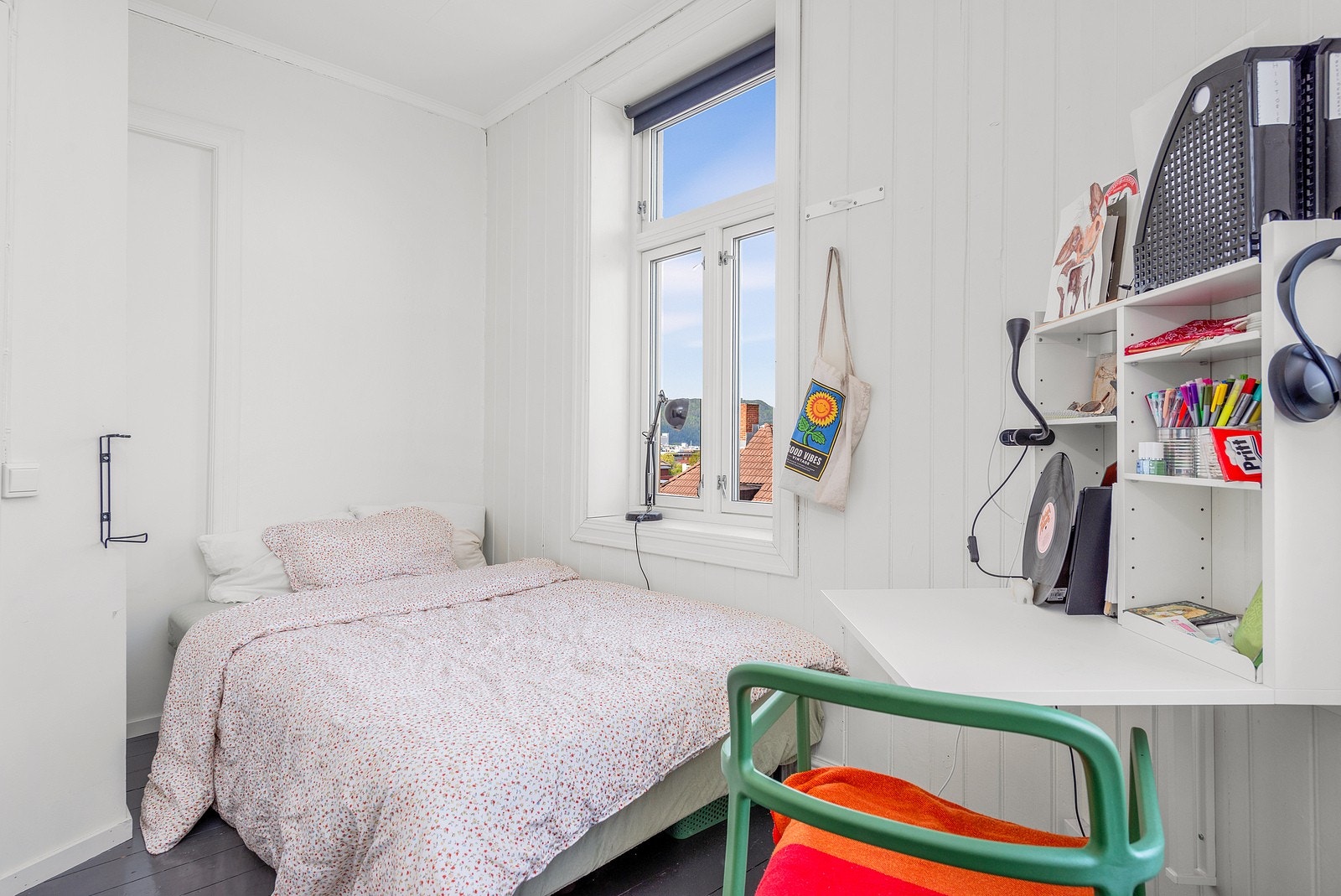 Vinduene i leiligheten er 3-lags glass fra 2016, som gir god isolasjon. Galleribilde