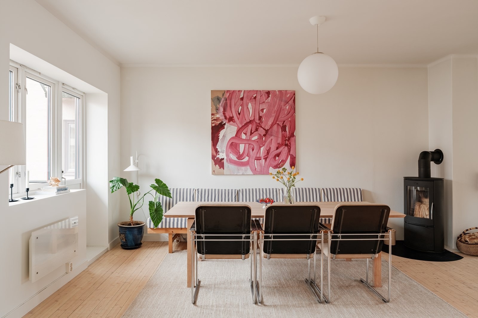 Dersom man ønsker kan man plassere spisebord på kjøkkenet og sofagruppen der spisebordet er i dag. Alt etter hva som er behovet. Galleribilde