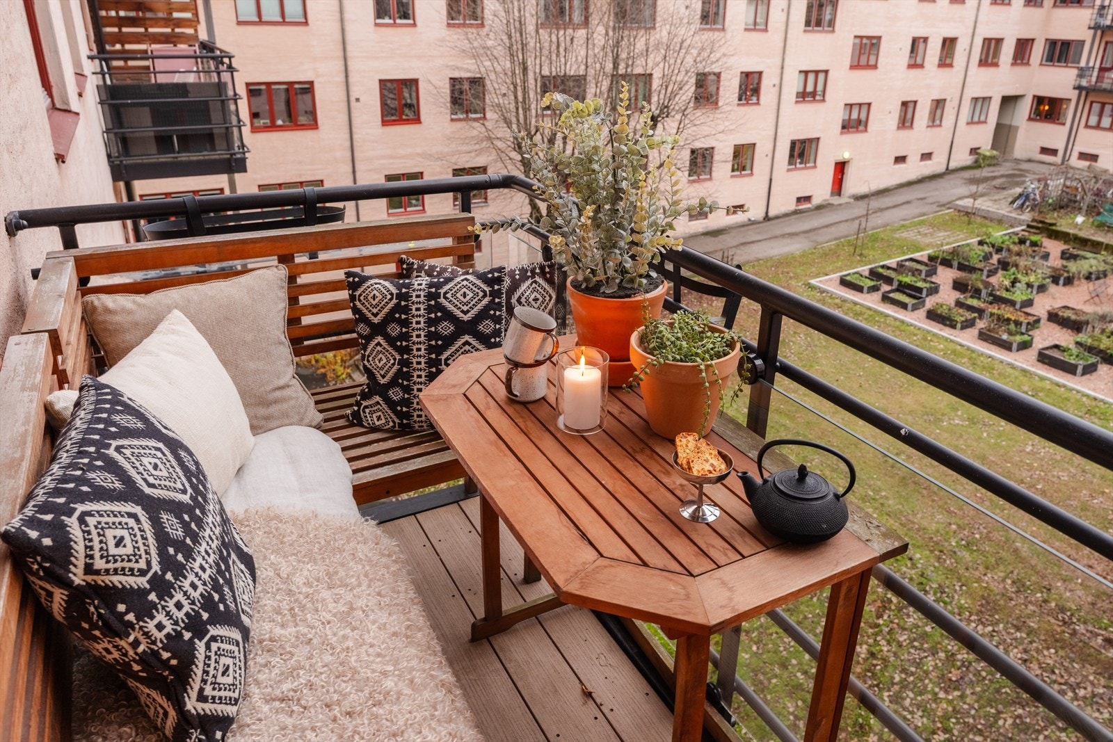 Hyggelig utsikt mot det indre gårdsrommet fra balkongen. Et perfekt sted å tilbringe varme sommerdager! Galleribilde