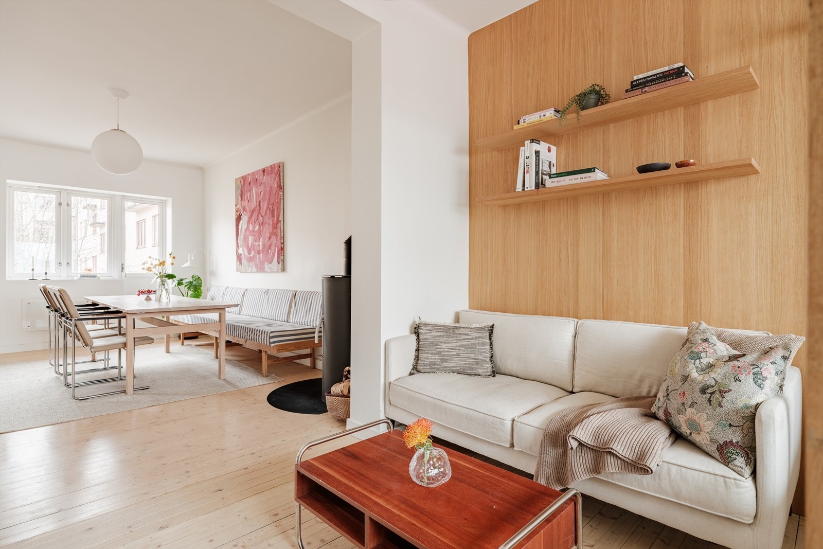 Her har man laget en hyggelig sofakrok med vegghengte hyller og naturlig plass til TV ovenfor sofaen. Galleribilde