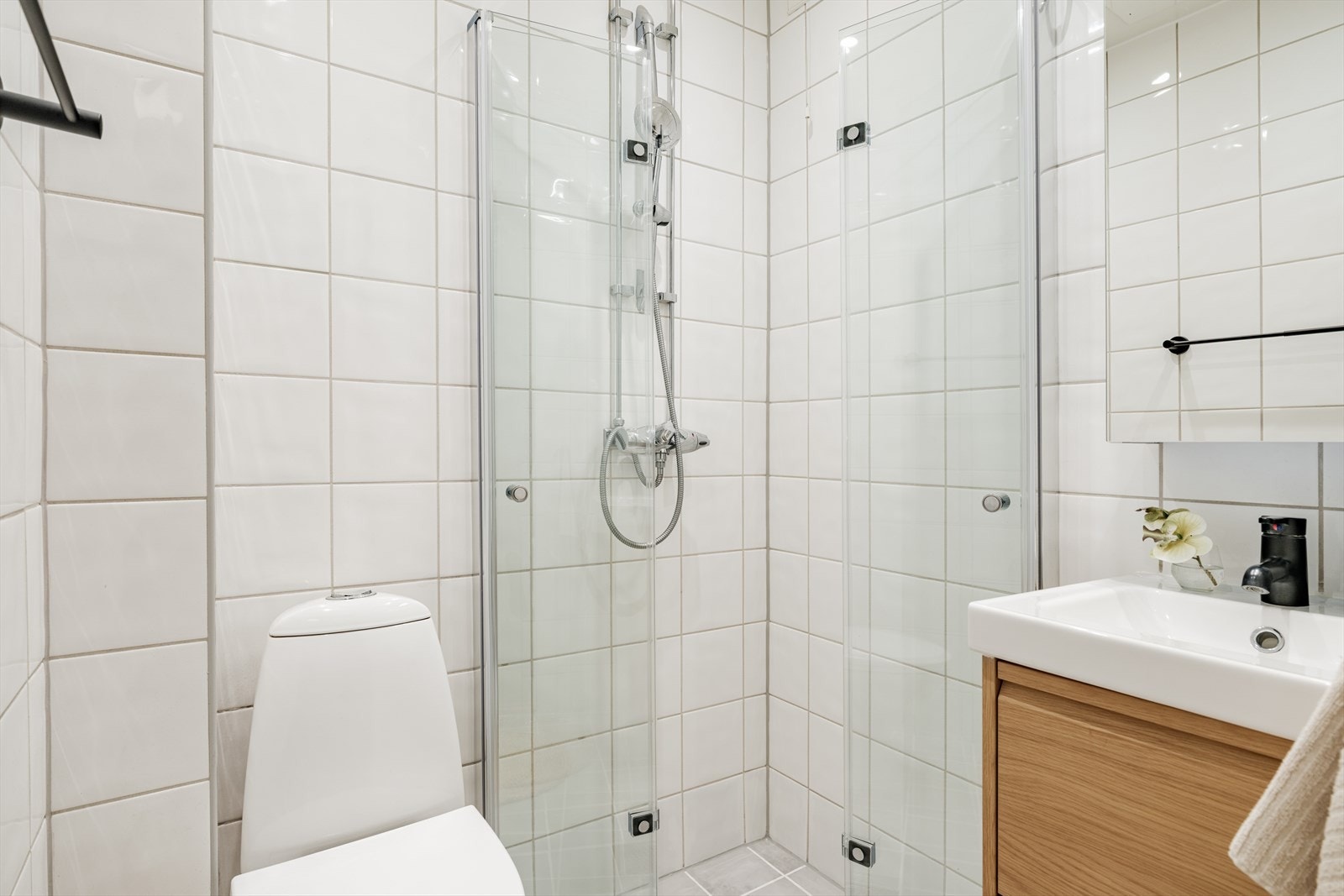 Baderommet ble totalrehabilitert i regi av aksjelaget i 2006/2007. Flislagte gulv og vegger i tidløse, nøytrale toner gir et rent og elegant uttrykk, mens gulvvarme sørger for god komfort spesielt på kjølige morgener. Galleribilde