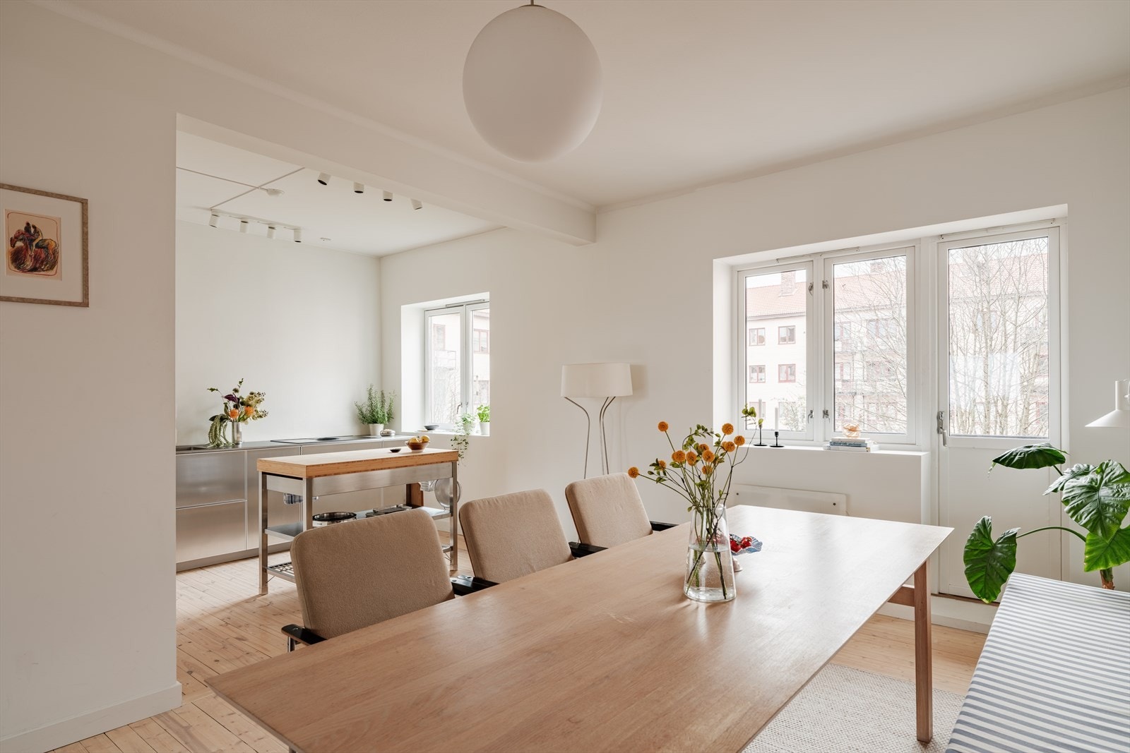 Her er det god plass til et stort spisebord (eller kjøkkenøy), noe som gjør rommet ideelt for både livlige middager og rolige hverdagsmåltider. Galleribilde