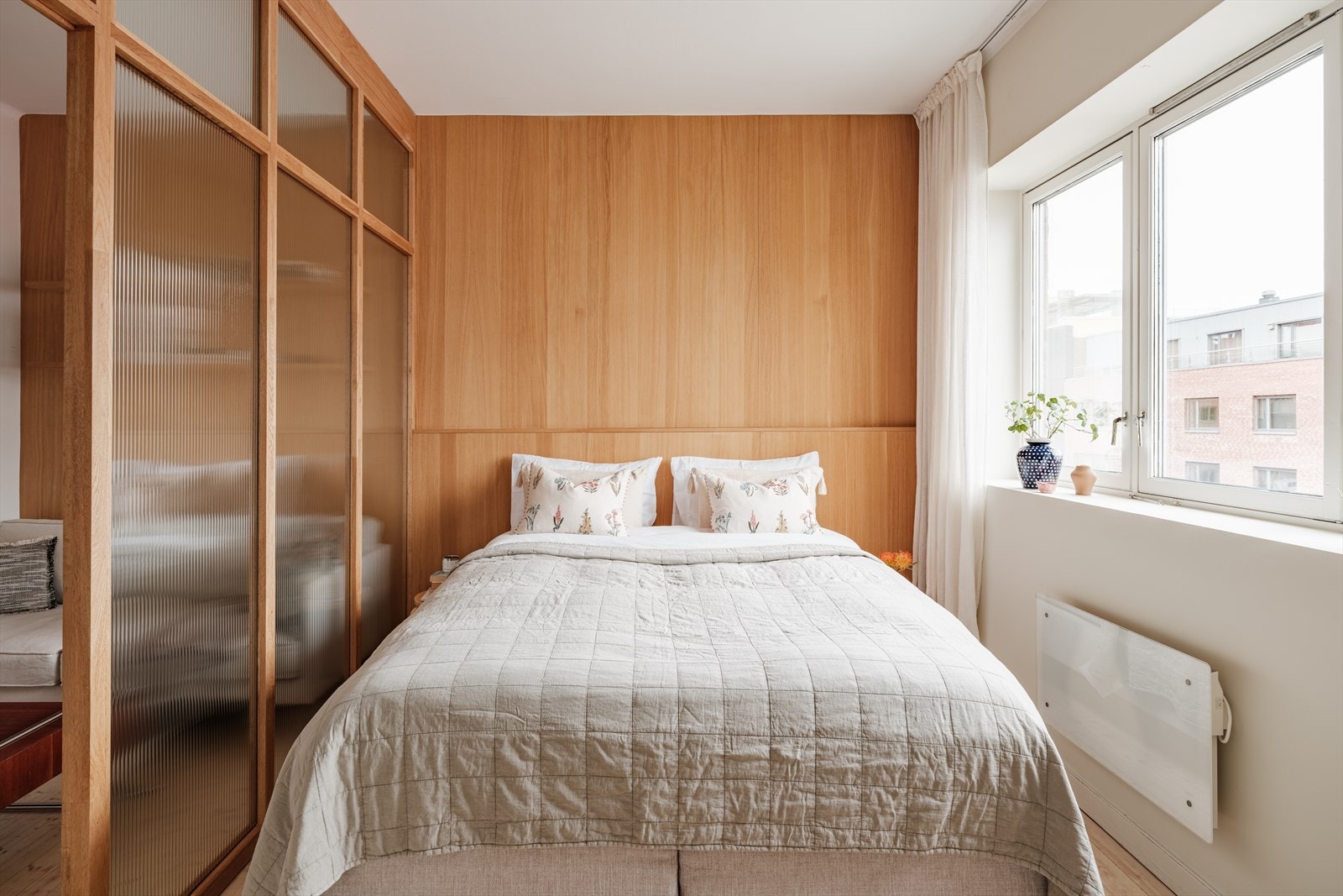 Rommet har god plass til dobbeltseng og nattbord. Galleribilde