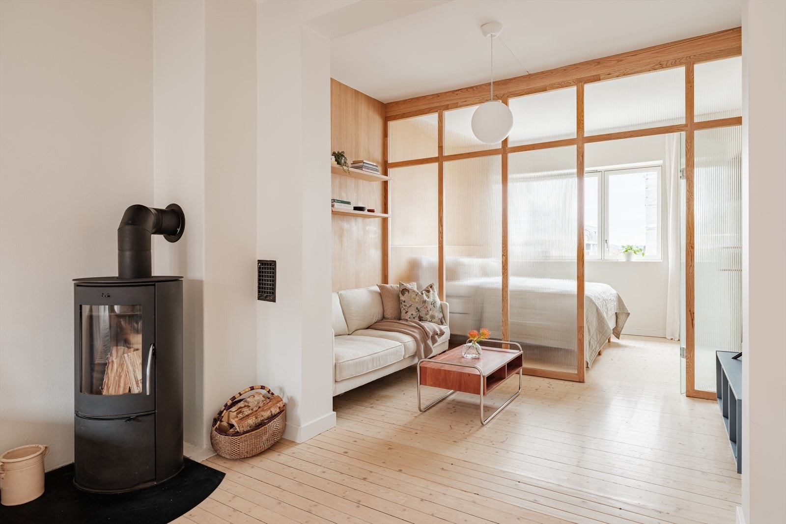 Glassveggen gjør at det magiske lyset går gjennom hele leiligheten. Galleribilde