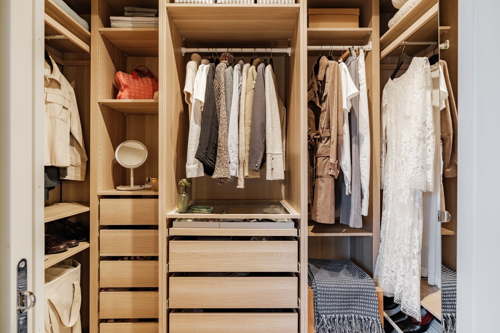 Walk-in er romslig, med plass til masse klær, sengetøy, smykker og sko. Galleribilde