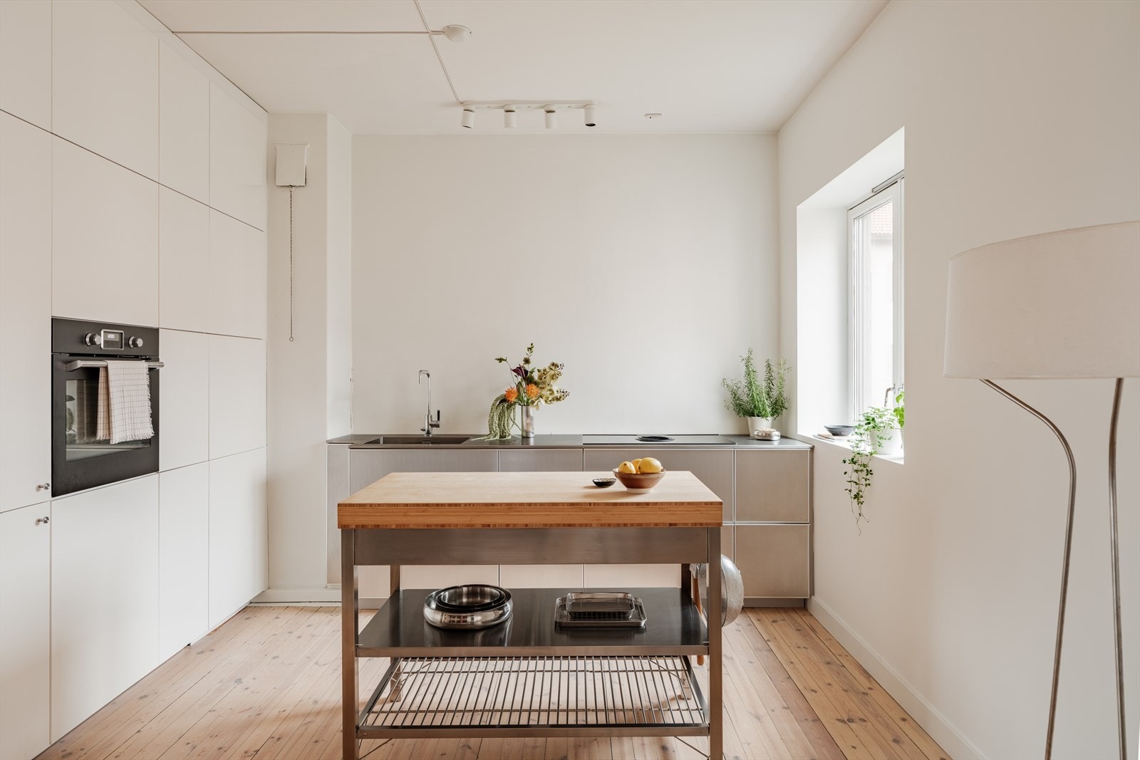 Unik og lys leilighet med arkitektoniske løsninger, balkong mot bakgård og peis. Galleribilde