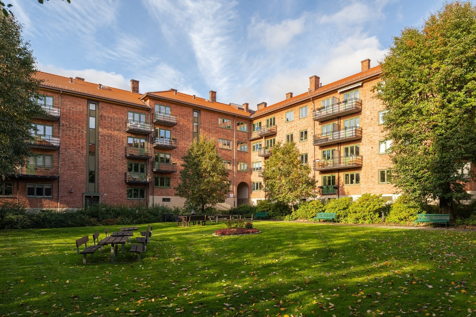 Det er egne sykkelboder i diverse kjelleroppganger. Det er også plassert flere egnede sykkestativ rundt om på eiendommen. Galleribilde