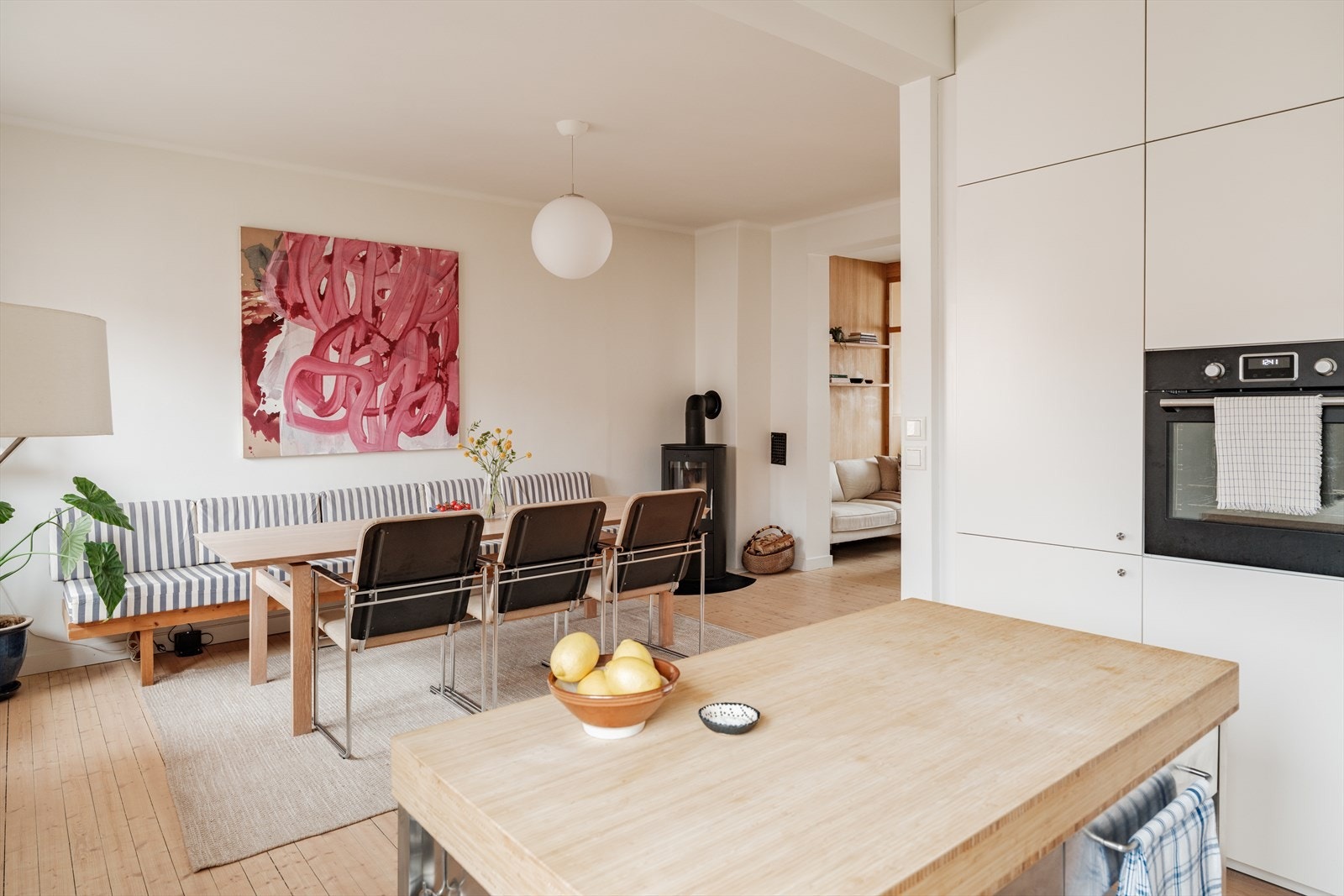 Selger har valgt en løsning med romslig kjøkken og kjøkkenøy, supplert med et stort langbord som fungerer som en sosial forlengelse av kjøkkenet. Perfekt for hyggelige middager. Galleribilde