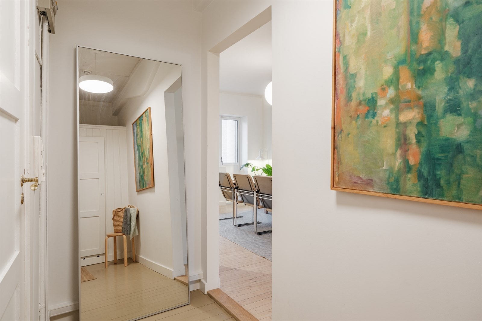 Praktisk yttergang med plass til ytterklær i originalt skap, i tillegg har man god plass til å sette inn flere andre oppbevaringsmøbler hvis man ønsker det. Galleribilde