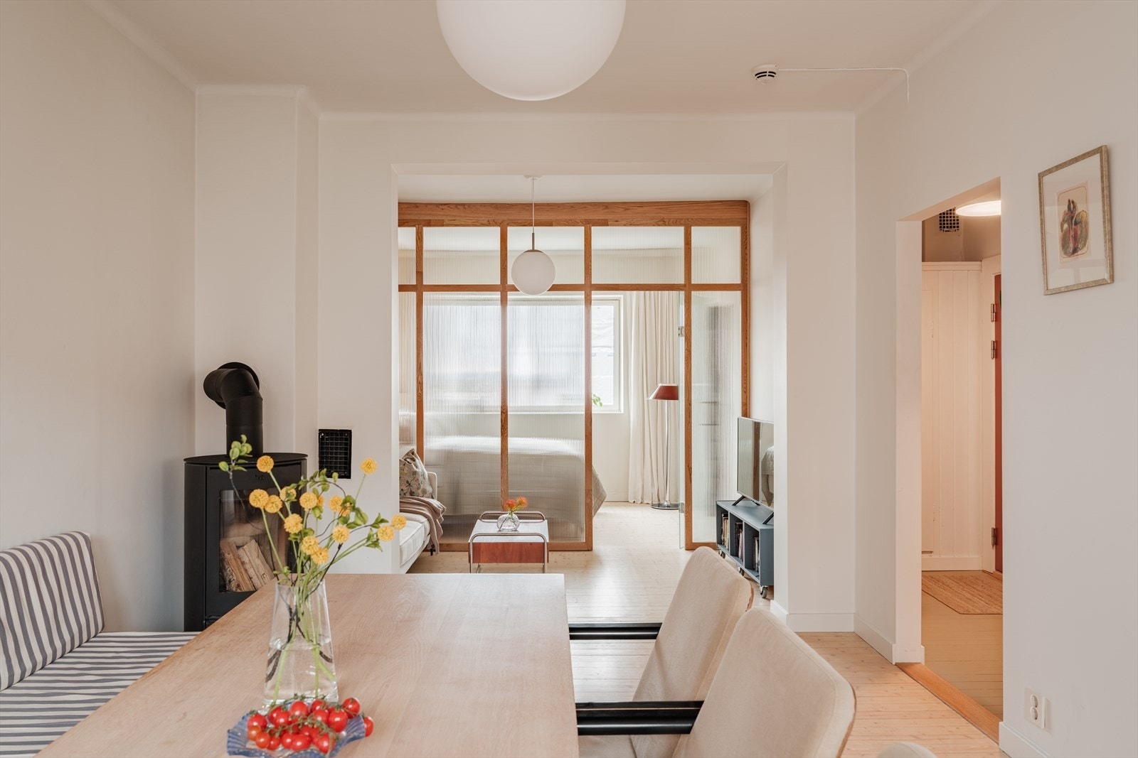 Selger har fått spesiallaget en glassvegg i heltre eik og rilleglass. Galleribilde