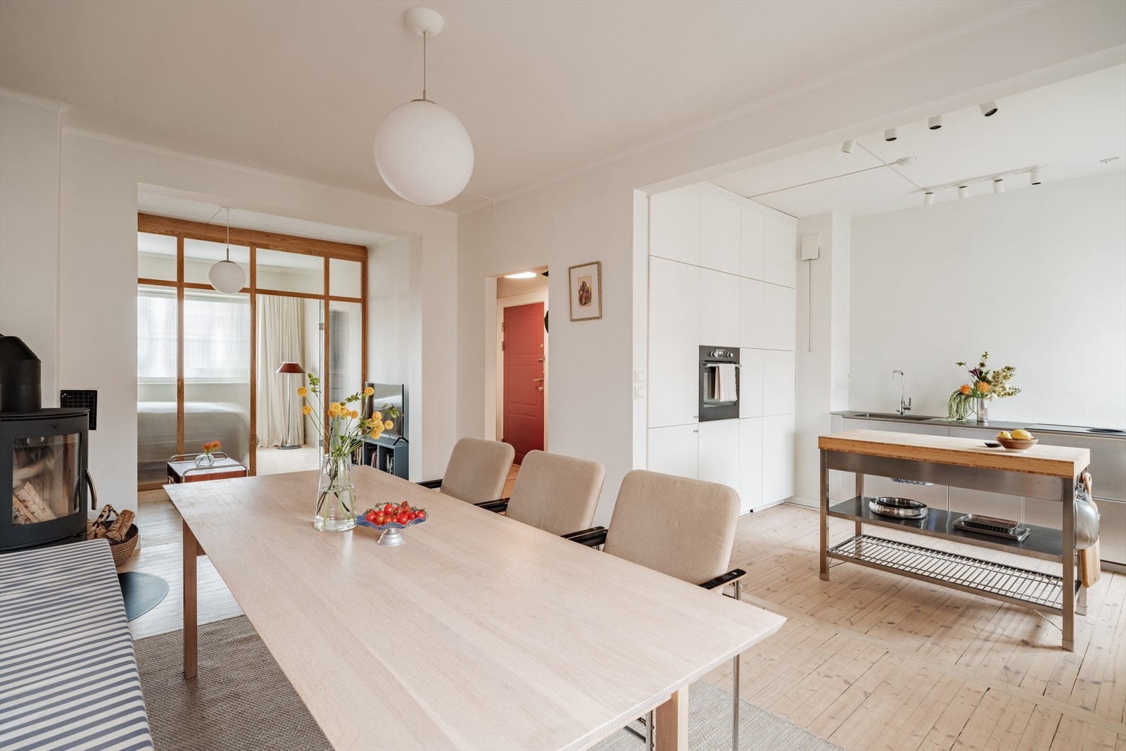 Legg merke til det pene originale tregulvet og glassveggen i eik. Galleribilde