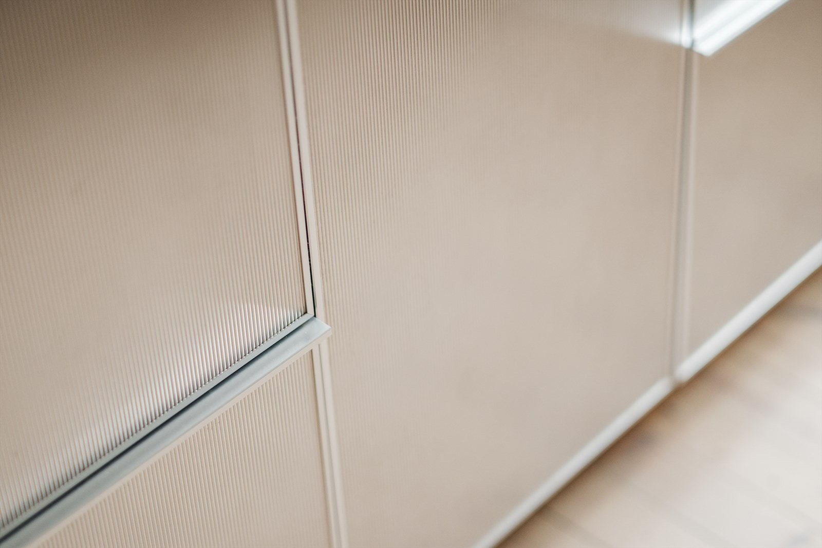 Frontene har små riller som gir kjøkkenet særpreg, og praktisk nok gjør at eventuelle flekker synes mindre. Galleribilde