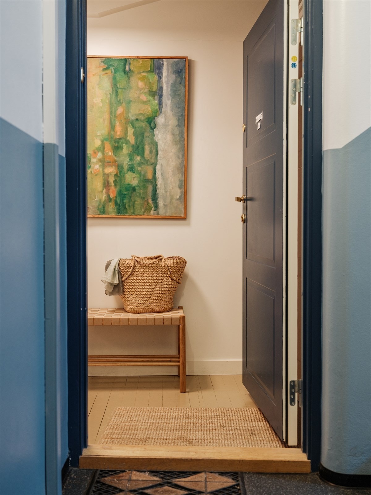 I tillegg har man kort vei til en romslig loftsbod på hele 8 kvm gulvflate og en kjellerbod på 5 kvm. Galleribilde