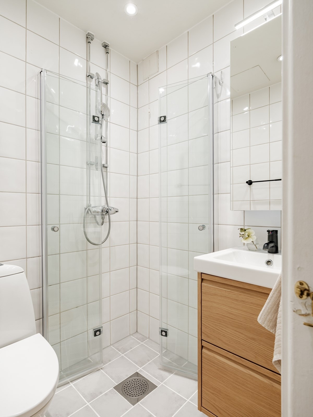 Nyere innredning gir rommet et moderne preg. Servantskap, dusjinnredning og vask ble montert i 2024/25. Downlights i taket gir et jevnt og behagelig lys, og fullfører det helhetlige, stilrene inntrykket. Galleribilde