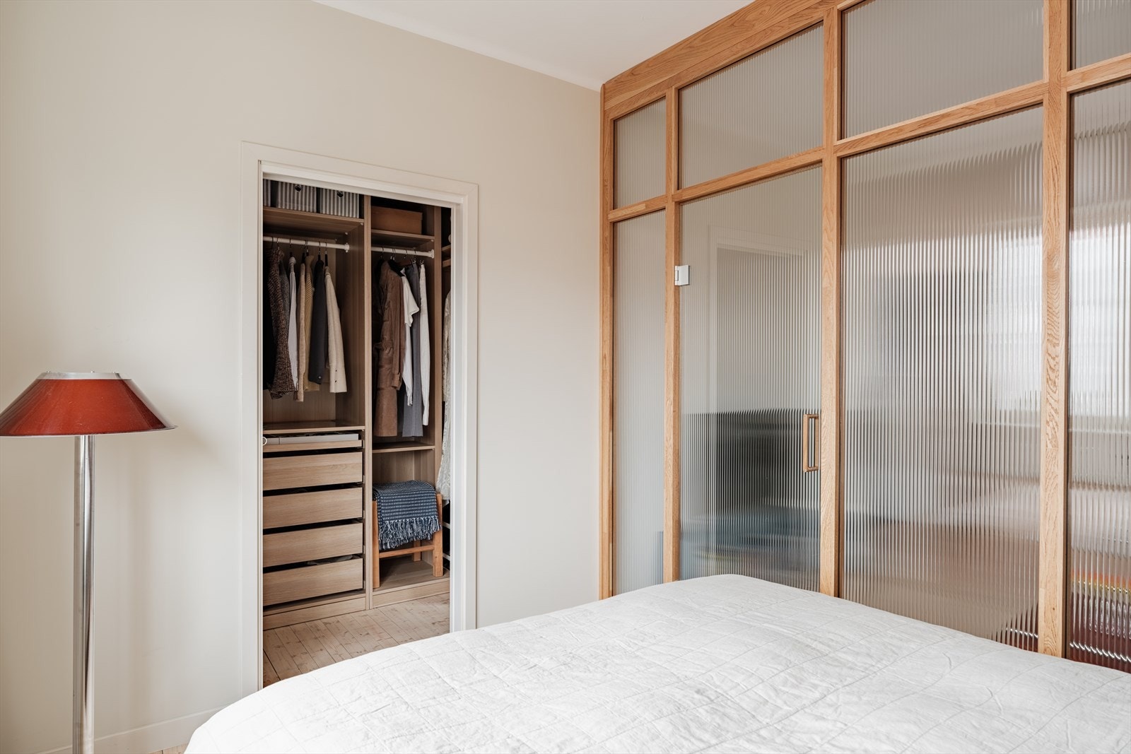 Meget praktisk med direkte adkomst til walk-in-closet fra soverommet. Galleribilde