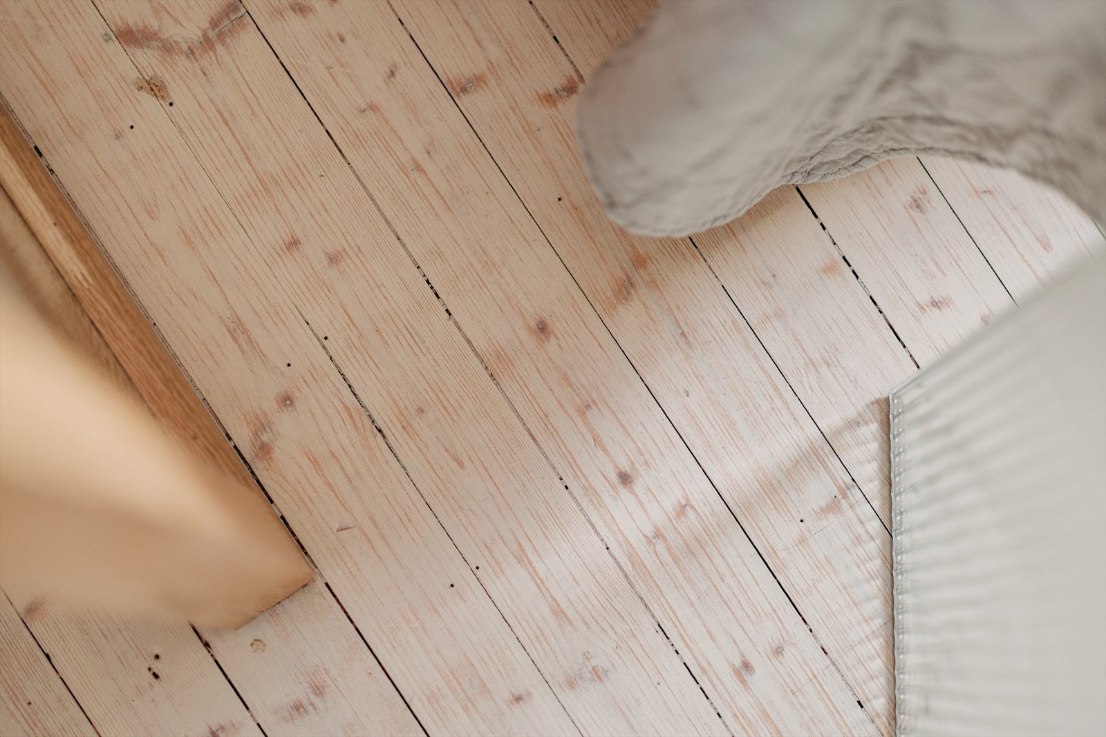 Kombinasjonen av de forskjellige momentene er veldig fin. Her ser man det originale tregulvet, rillene på glasset og veggen i eik. Galleribilde