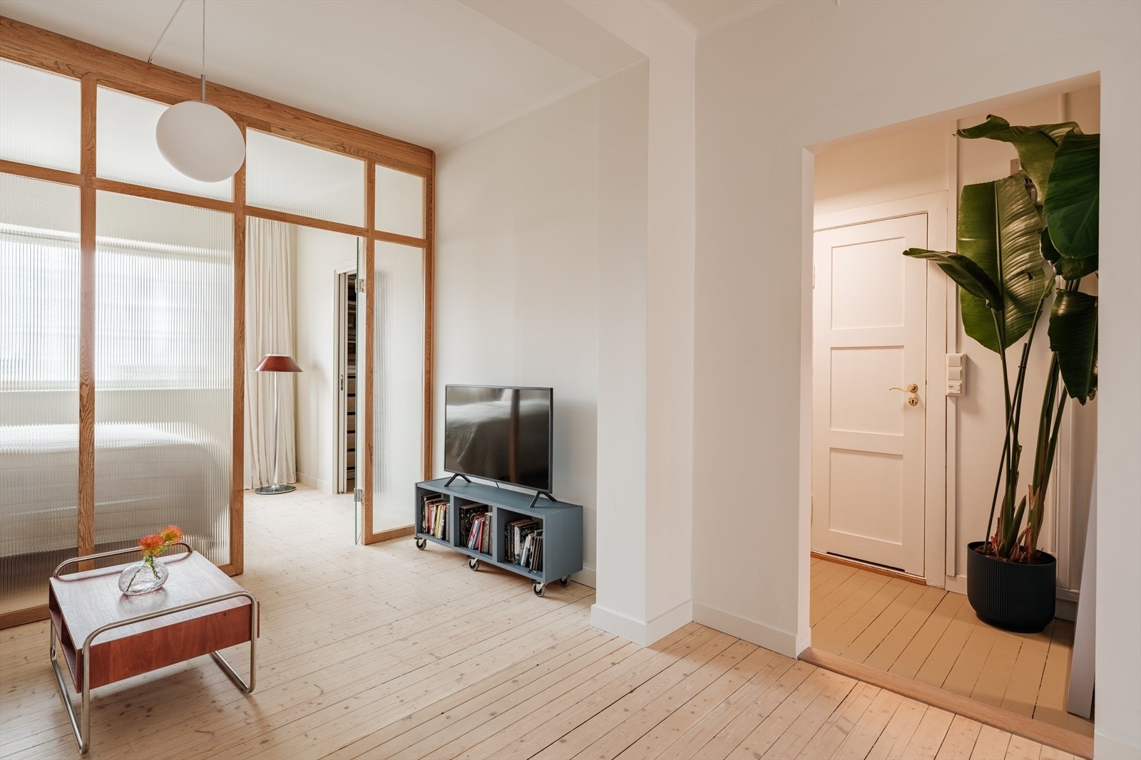 Hvis man ønsker kan man flytte sofagruppe til stuen. Da kan dette rommet brukes til kontor eller bibliotek . Her er det mange muligheter! Galleribilde