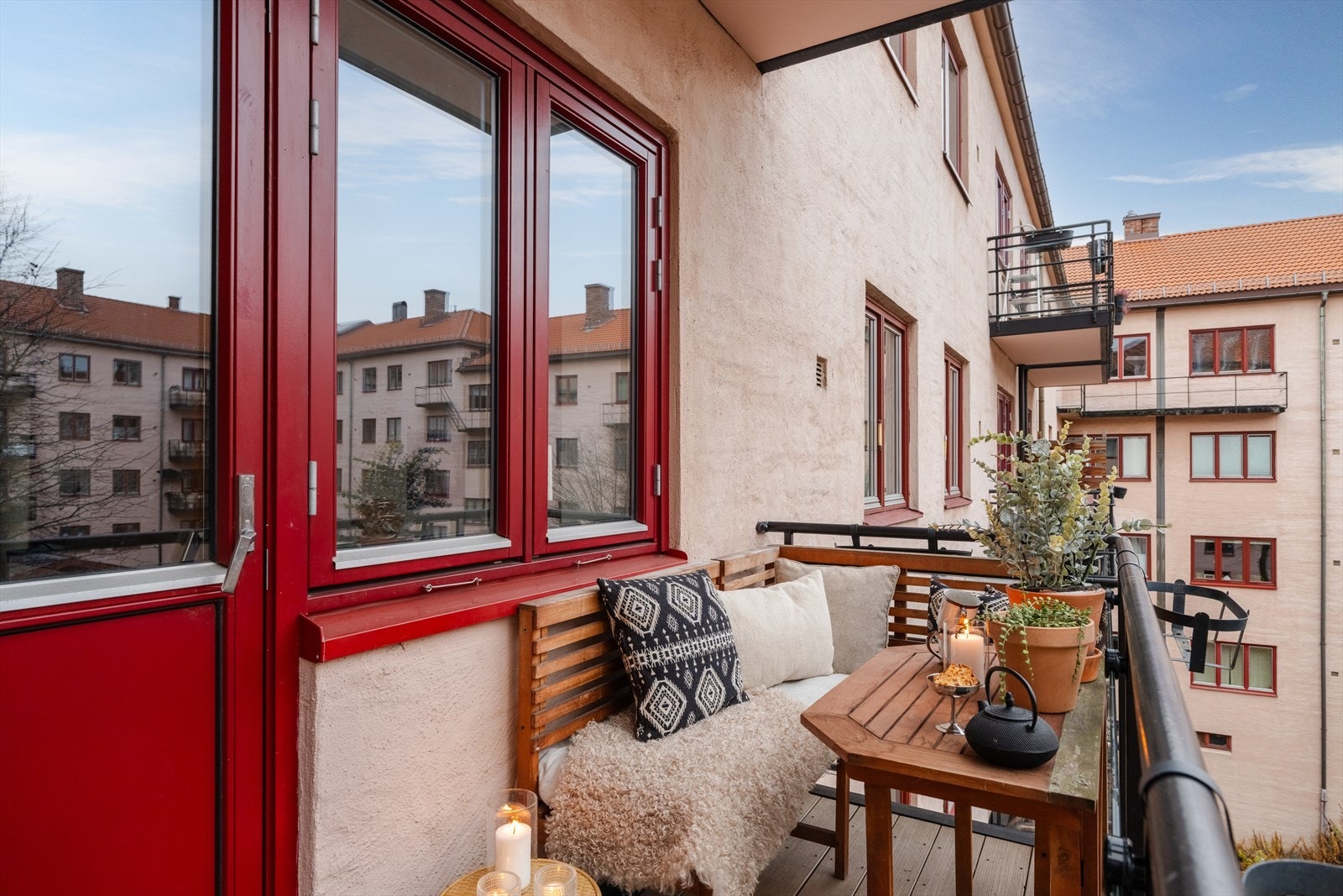 God plass til diverse utemøbler, grill og beplantning. Galleribilde