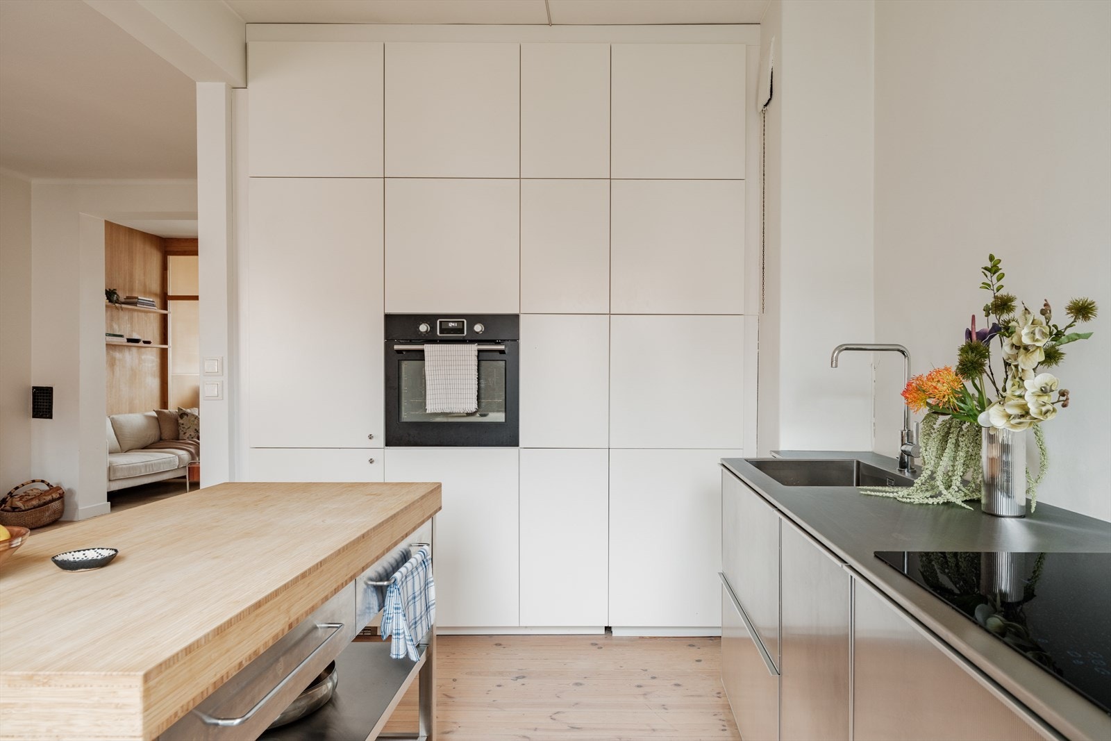 Kjøkkenet kombinerer rene linjer med moderne funksjonalitet, og oser av stil og karakter. Rikelig med skapplass og smarte oppbevaringsmuligheter. Galleribilde