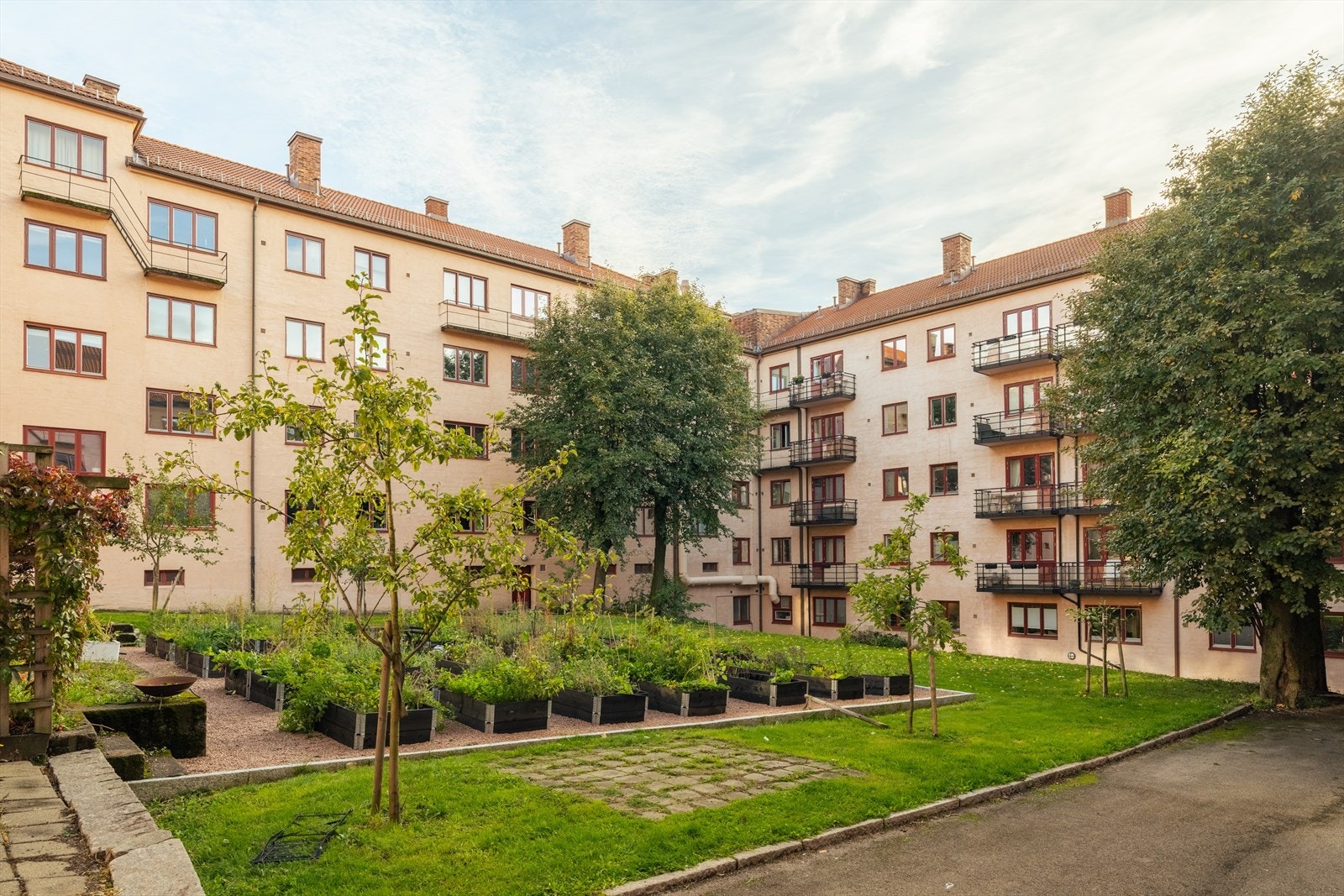 I en av gårdene er det laget en parsellhage, hvor man kan dyrke grønnsaker, salat eller blomster. Galleribilde