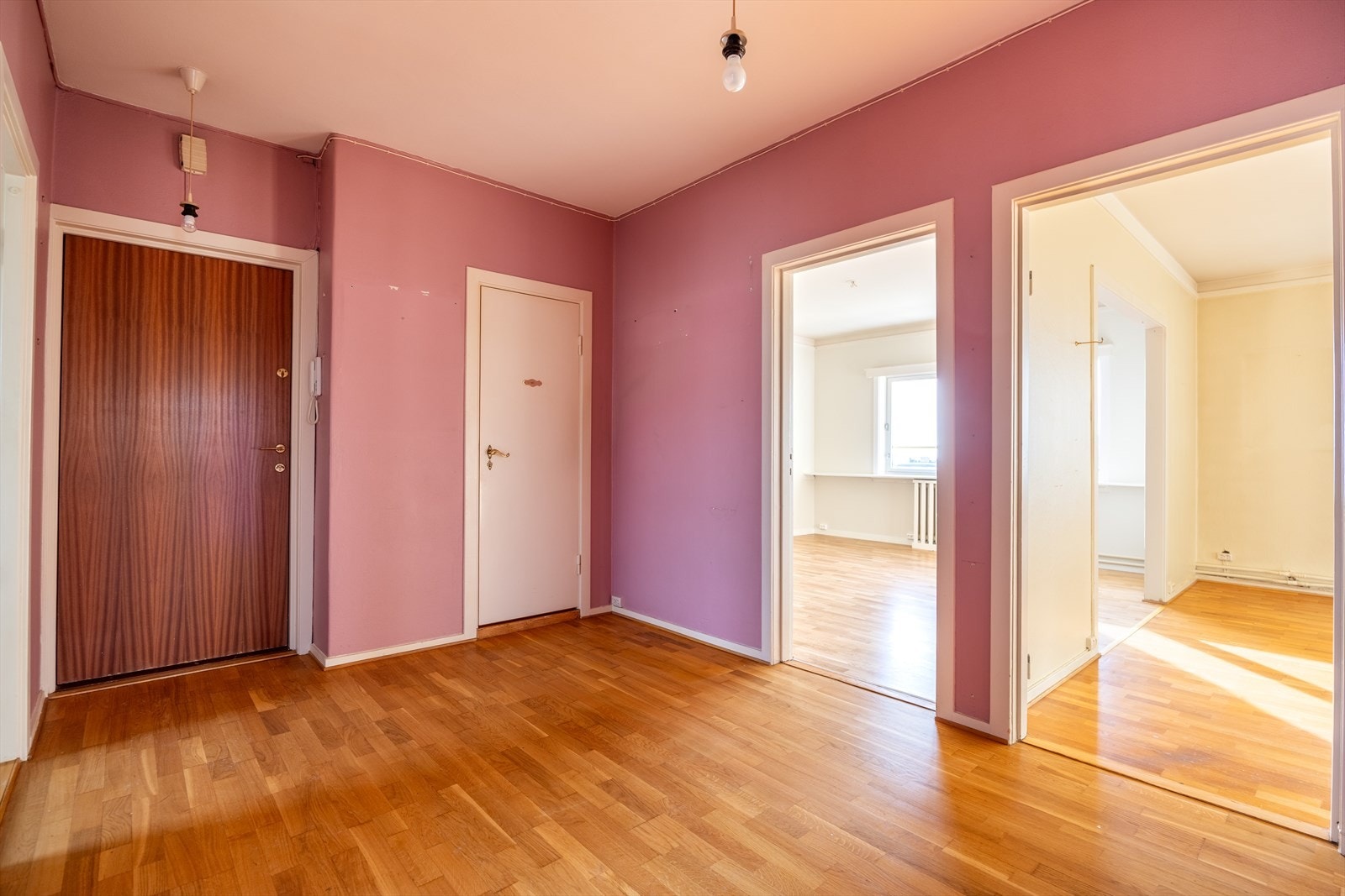 Romslig entré/hall med adkomst til leilighetens øvrige rom. Galleribilde