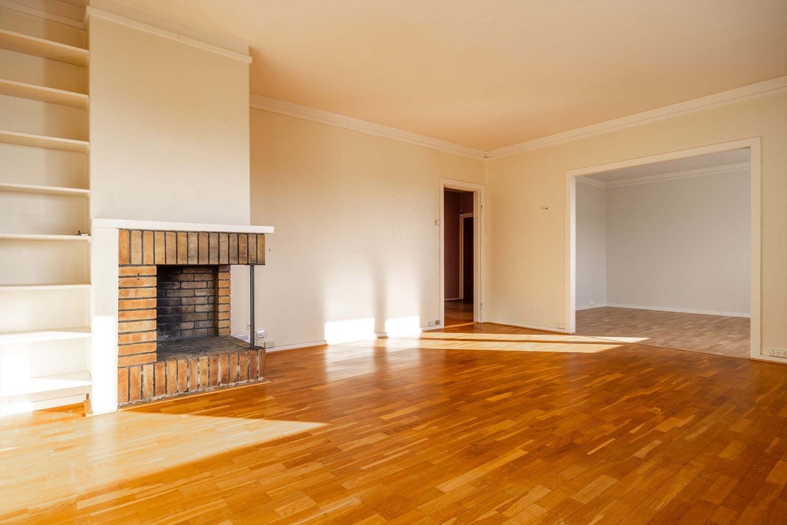 Stuene er av god størrelse og byr på mange møbleringsmuligheter. Galleribilde