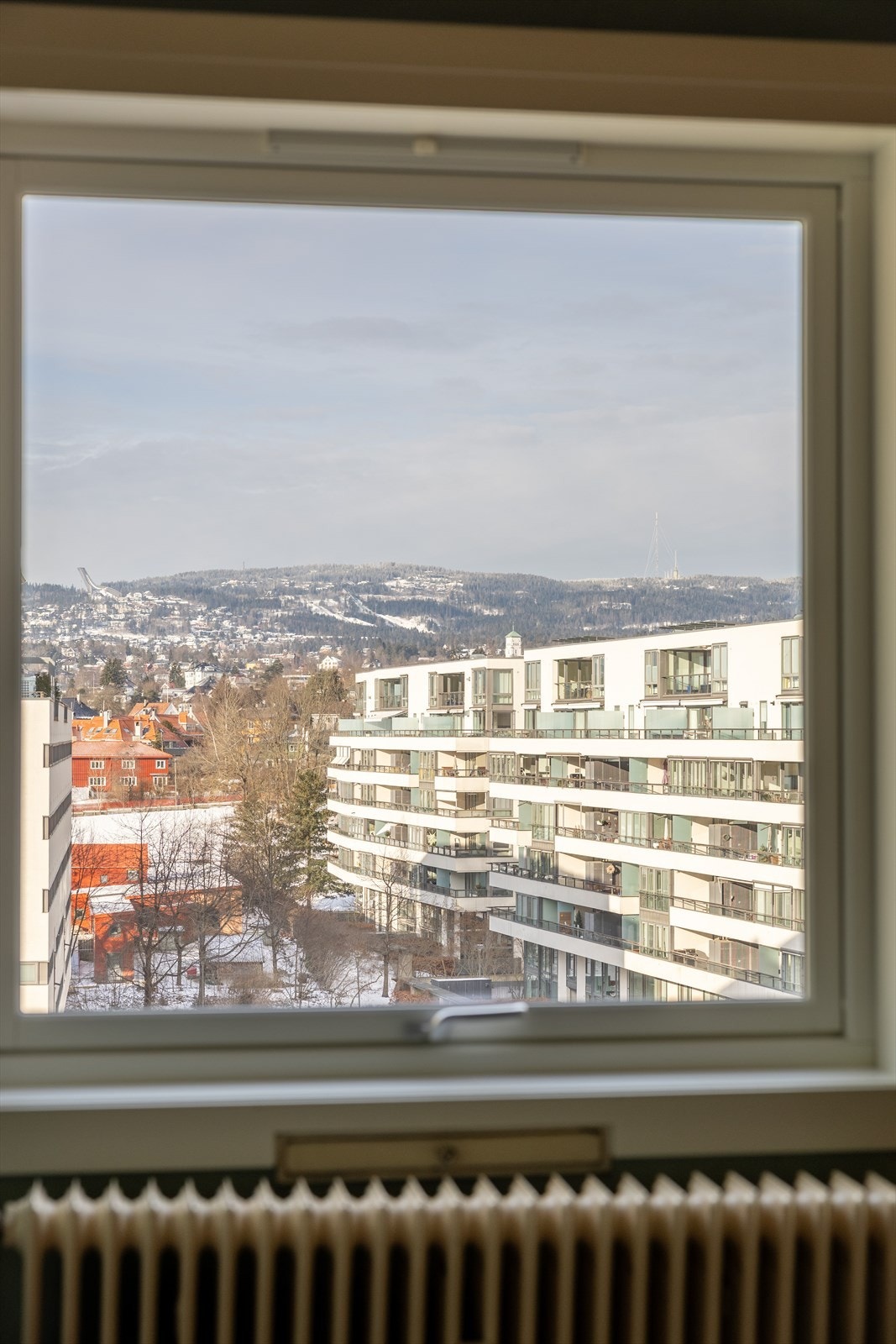 Legg merke til utsynet mot Holmenkollen, fra hovedsoverom. Galleribilde