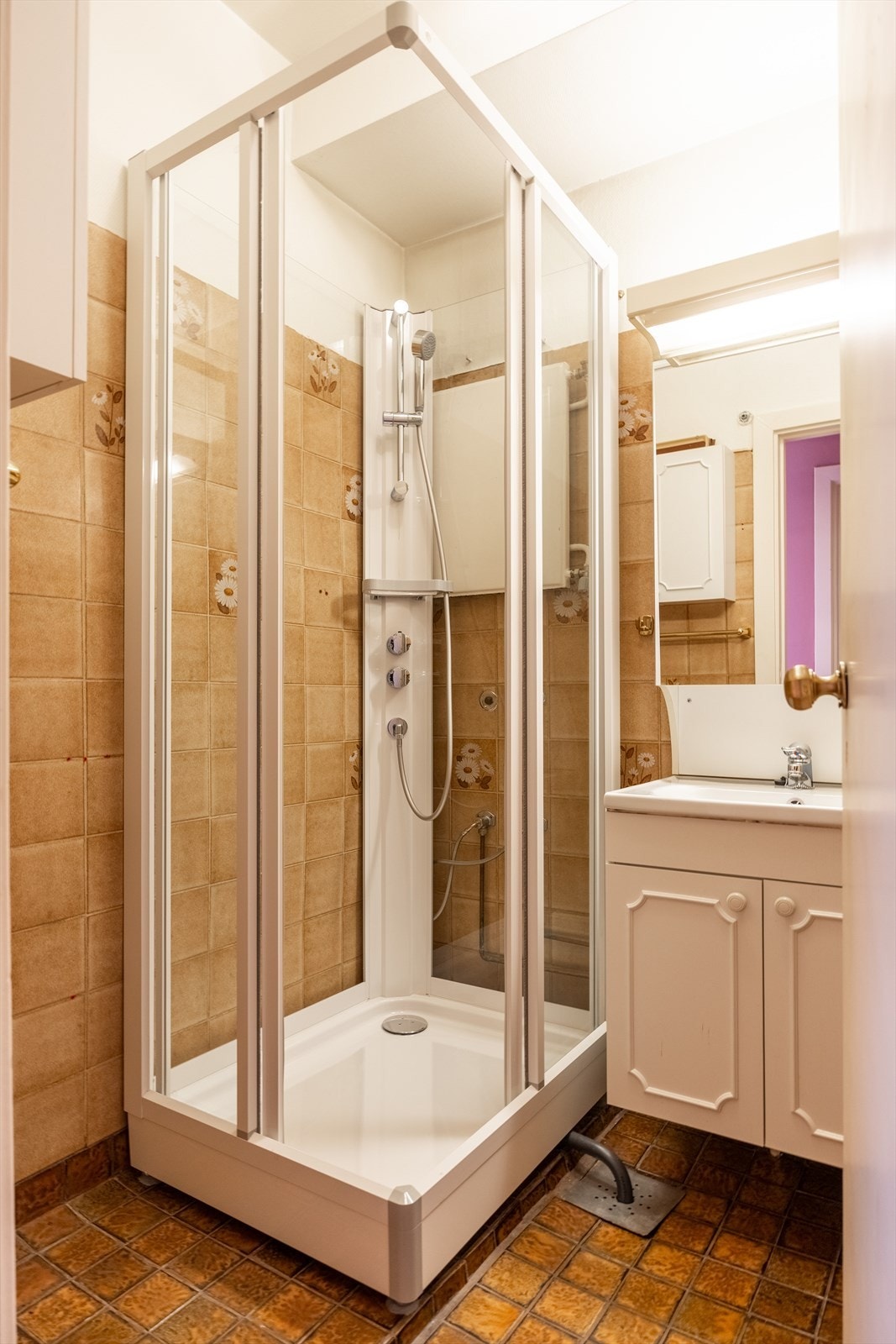 Eldre bad med flis på vegger og gulv. Galleribilde